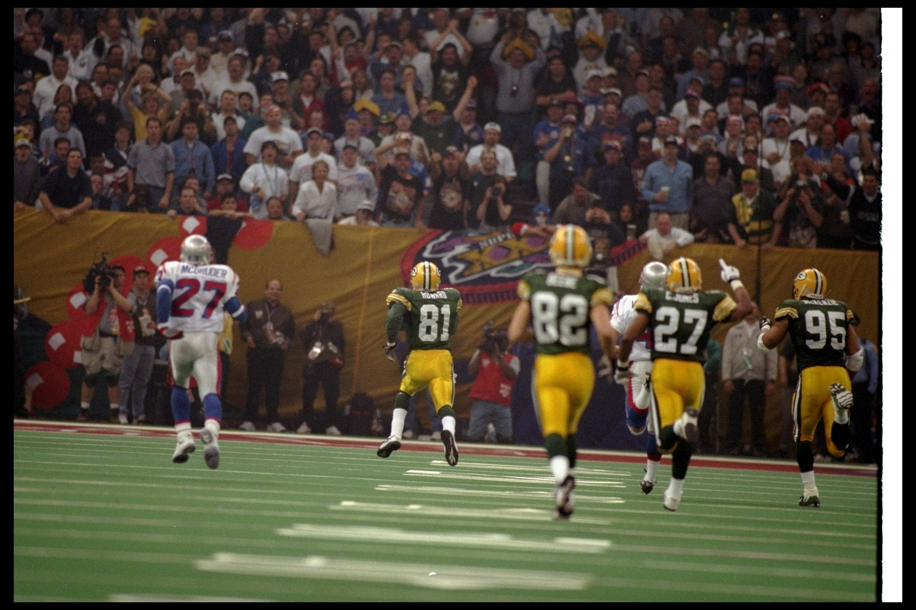 26 Jan 1997:  Wide receiver Desmond Howard of the Green Bay Packers (center) moves the ball during Super Bowl XXXI against the New England Patriots at the Superdome in New Orleans, Louisiana.  The Packers won the game, 35-21. Mandatory Credit: Al Bello  /