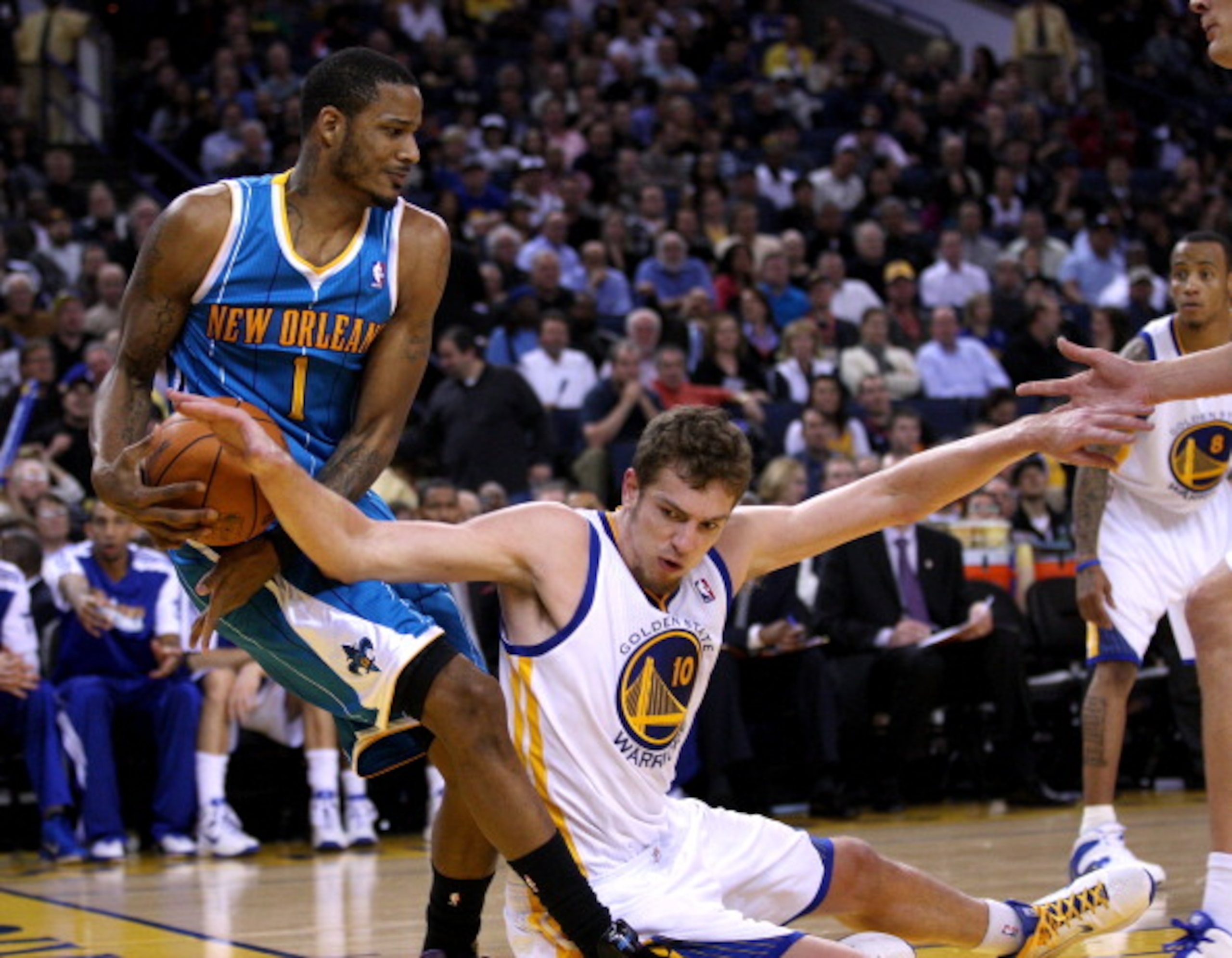OAKLAND, CA - JANUARY 26: Trevor Ariza #1 of the New Orleans Hornets and David Lee #10 of the Golden State Warriors go for the ball at Oracle Arena on January 26, 2011 in Oakland, California. NOTE TO USER: User expressly acknowledges and agrees that, by OAKLAND, CA - JANUARY 26: Trevor Ariza #1 of the New Orleans Hornets and David Lee #10 of the Golden State Warriors go for the ball at Oracle Arena on January 26, 2011 in Oakland, California. NOTE TO USER: User expressly acknowledges and agrees that, by