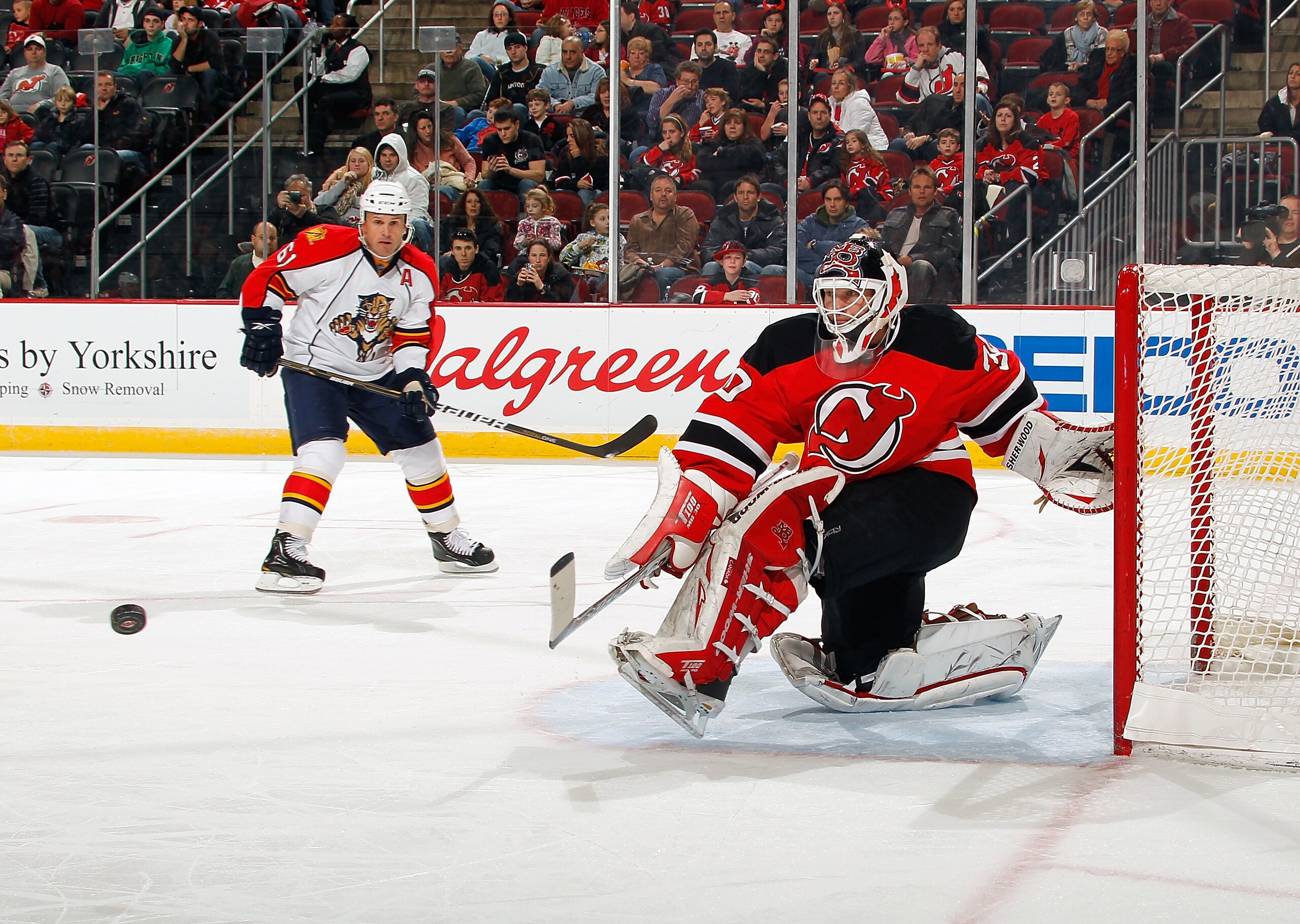 NEWARK, NJ - JANUARY 23: Martin Brodeur #30 of the New Jersey Devils makes a save against the Florida Panthers at the Prudential Center on January 23, 2011 in Newark, New Jersey. (Photo by Lou Capozzola/Getty Images) NEWARK, NJ - JANUARY 23: Martin Brodeur #30 of the New Jersey Devils makes a save against the Florida Panthers at the Prudential Center on January 23, 2011 in Newark, New Jersey. (Photo by Lou Capozzola/Getty Images)