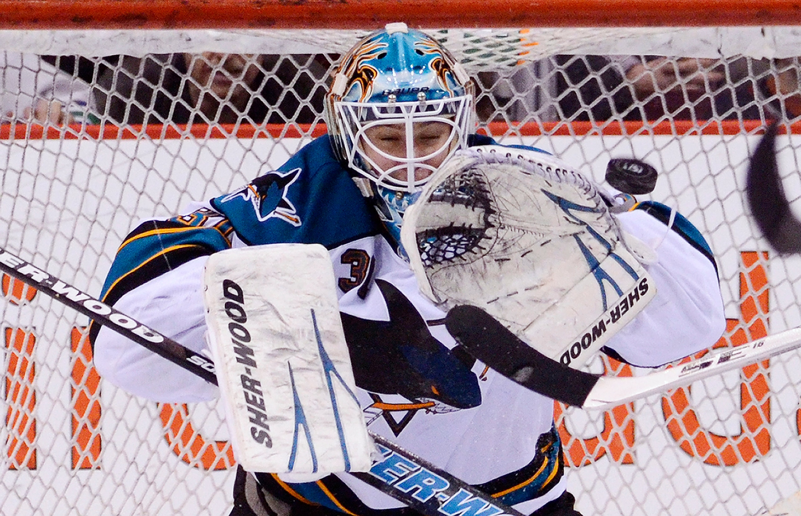 VANCOUVER, CANADA - JANUARY 20: Goalie Antti Niemi #31 of the San Jose Sharks makes a glove save against the Vancouver Canucks during the third period in NHL action on January 20, 2011 at Rogers Arena in Vancouver, BC, Canada. (Photo by Rich Lam/Getty Im VANCOUVER, CANADA - JANUARY 20: Goalie Antti Niemi #31 of the San Jose Sharks makes a glove save against the Vancouver Canucks during the third period in NHL action on January 20, 2011 at Rogers Arena in Vancouver, BC, Canada. (Photo by Rich Lam/Getty Im