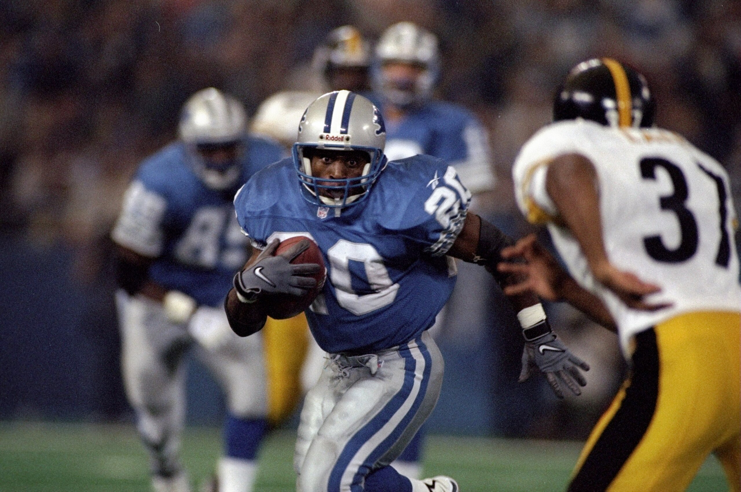 26 Nov 1998: Running back Barry Sanders #20 of the Detroit Lions in action during the game against the Pittsburgh Steelers at the Pontiac Silverdome in Pontiac, Michigan. The Lions defeated the Steelers 19-16.