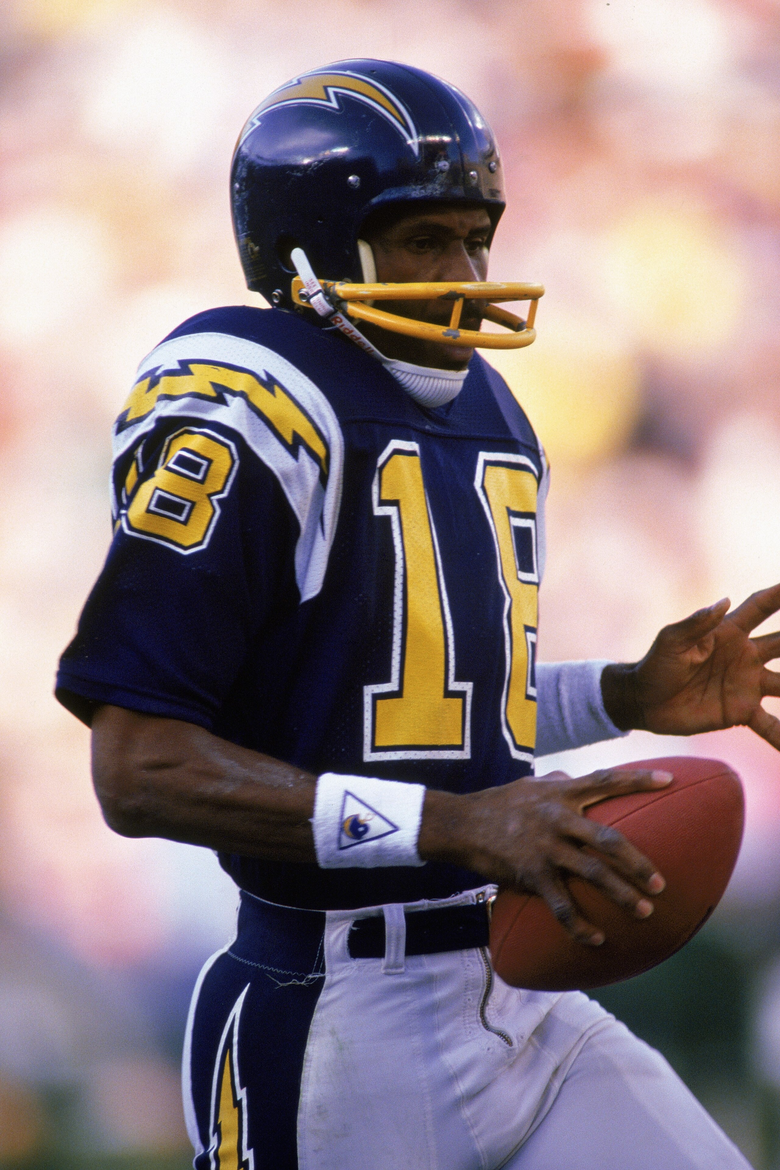1985:  Charlie Joiner #18 of the San Diego Chargers carries the ball during a 1985 NFL game.  (Photo by Stephen Dunn/Getty Images)