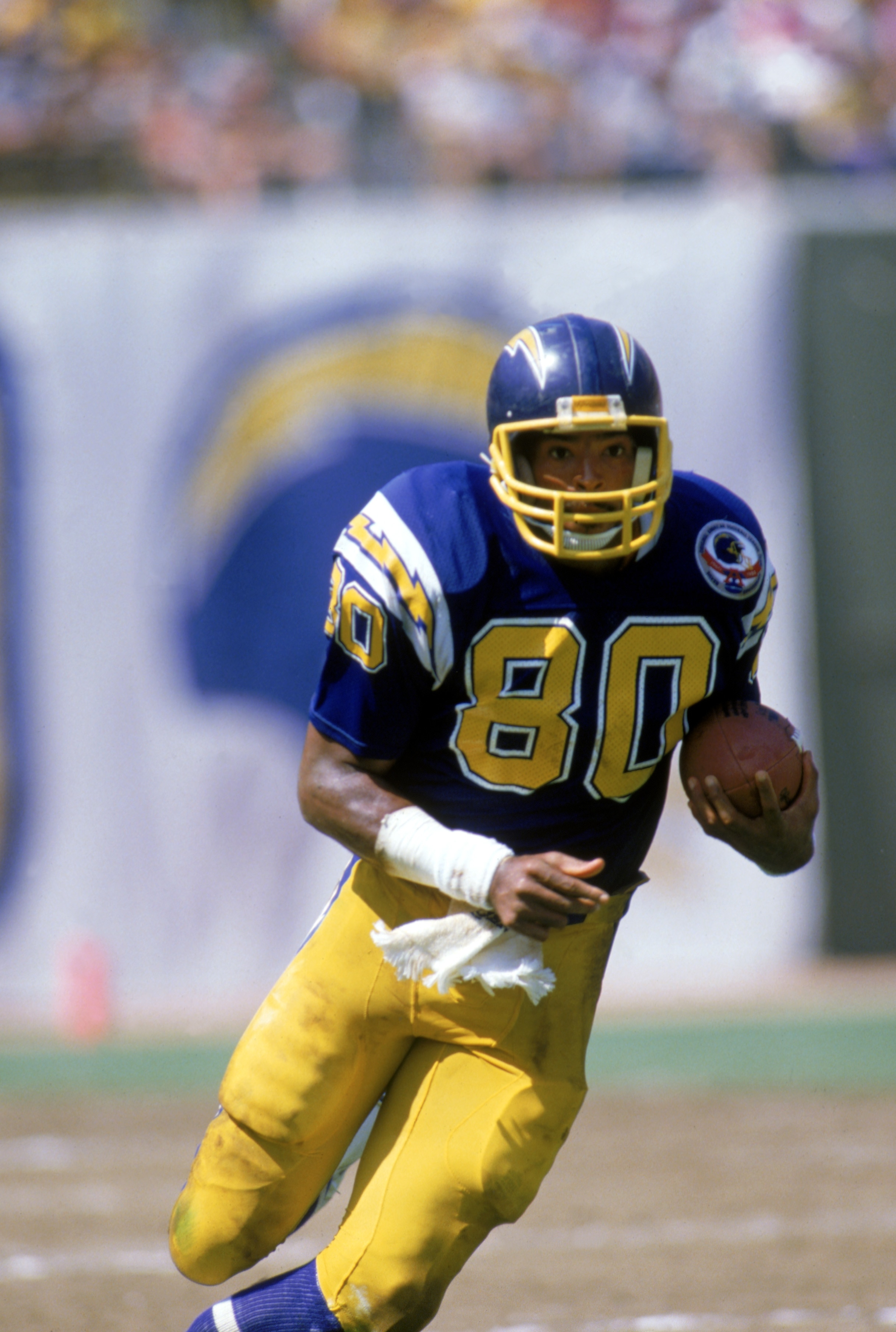 SAN DIEGO, CA - 1984:  Wide receiver Kellen Winslow #80 of the San Diego Chargers runs the ball during a game at Jack Murphy Stadium during the 1984 NFL season in San Diego, California.  (Photo by Rick Stewart/Getty Images)