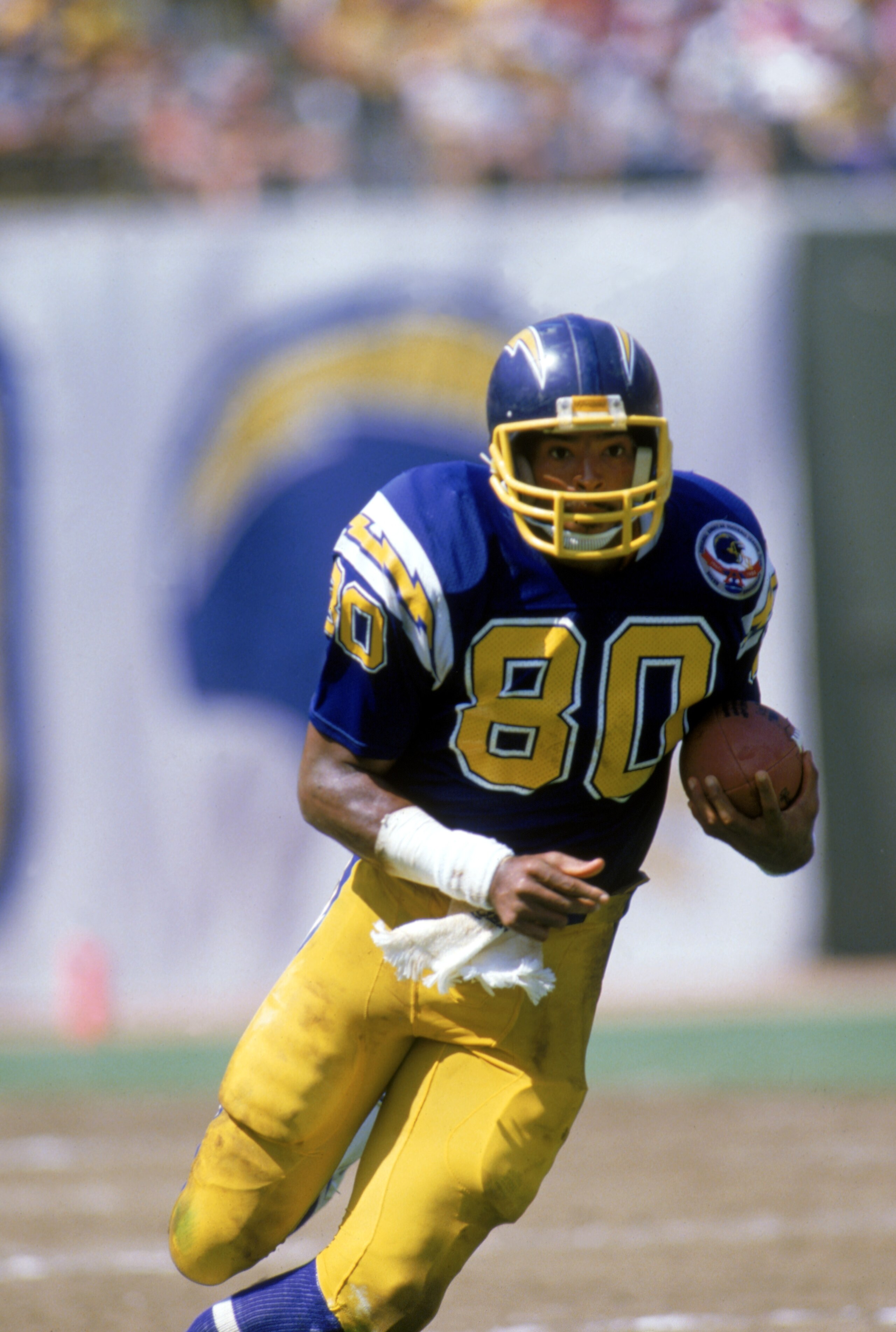 SAN DIEGO, CA - 1984:  Wide receiver Kellen Winslow #80 of the San Diego Chargers runs the ball during a game at Jack Murphy Stadium during the 1984 NFL season in San Diego, California.  (Photo by Rick Stewart/Getty Images)
