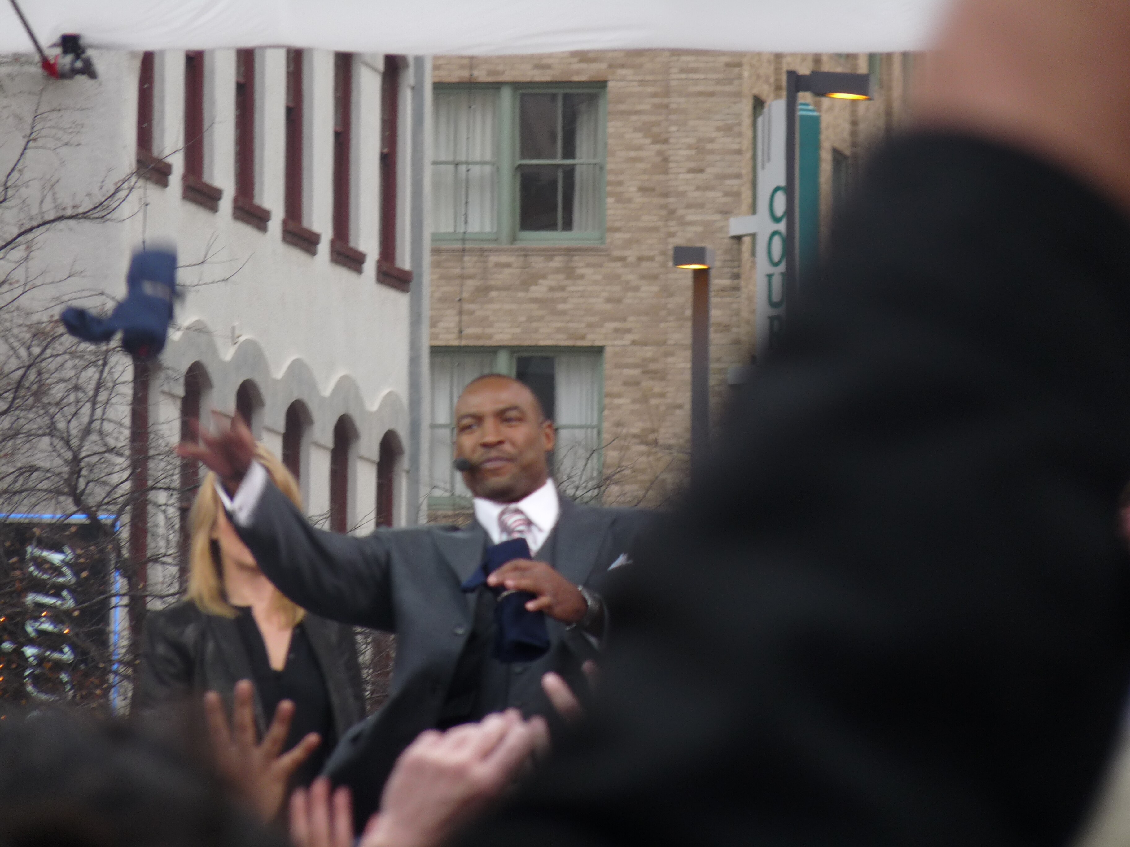 Darren Woodson tosses out T-shirts to the Sports Nation fans.