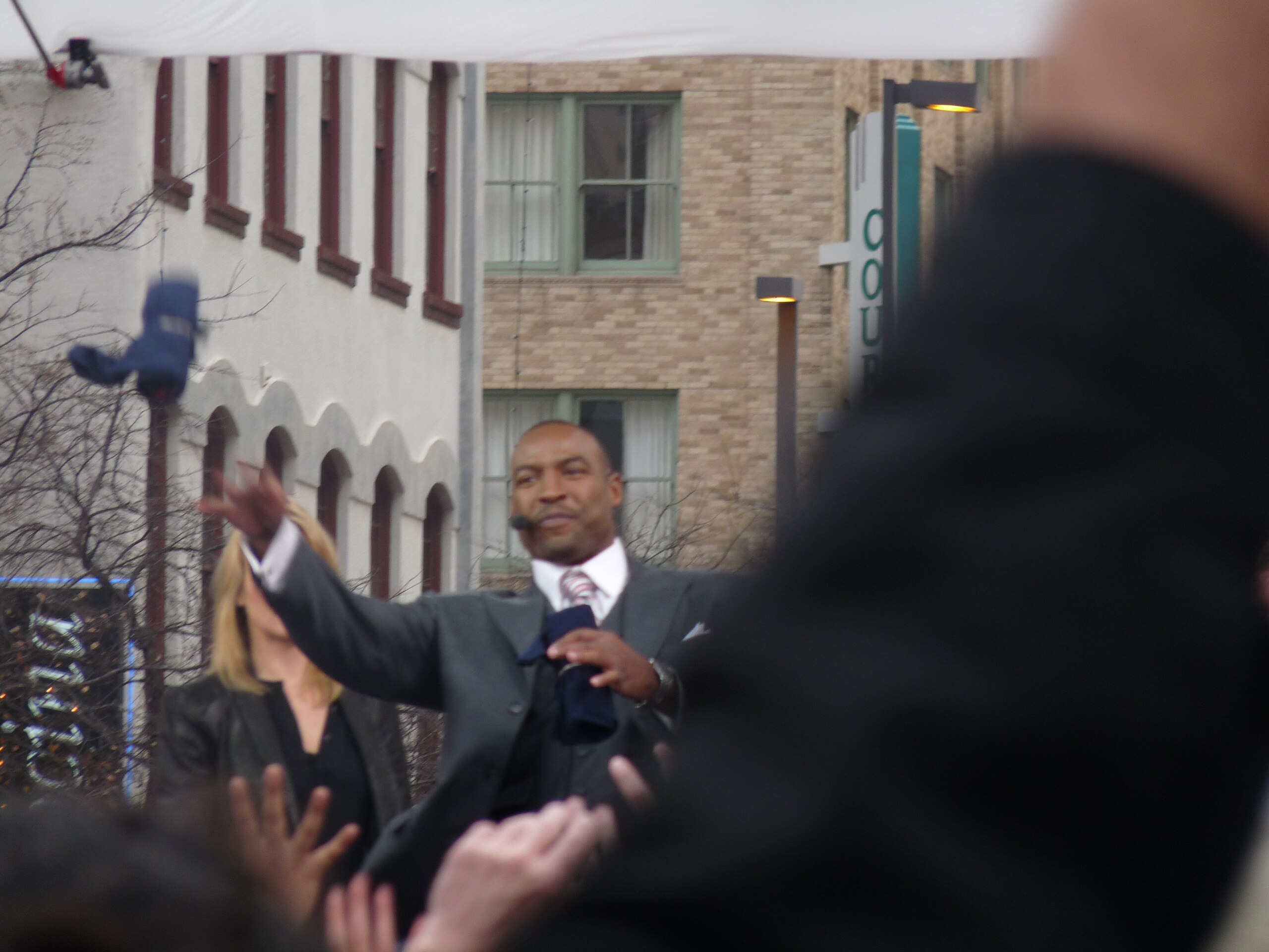 Darren Woodson tosses out T-shirts to the Sports Nation fans.