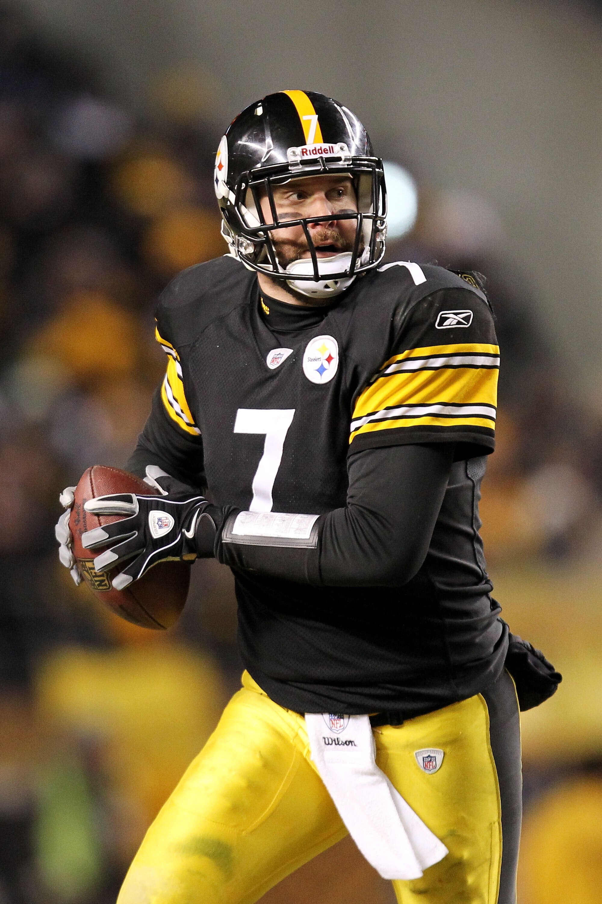 PITTSBURGH, PA - JANUARY 23:  Ben Roethlisberger #7 of the Pittsburgh Steelers drops back against the New York Jets during the 2011 AFC Championship game at Heinz Field on January 23, 2011 in Pittsburgh, Pennsylvania. The Pittsburgh Steelers defeated the