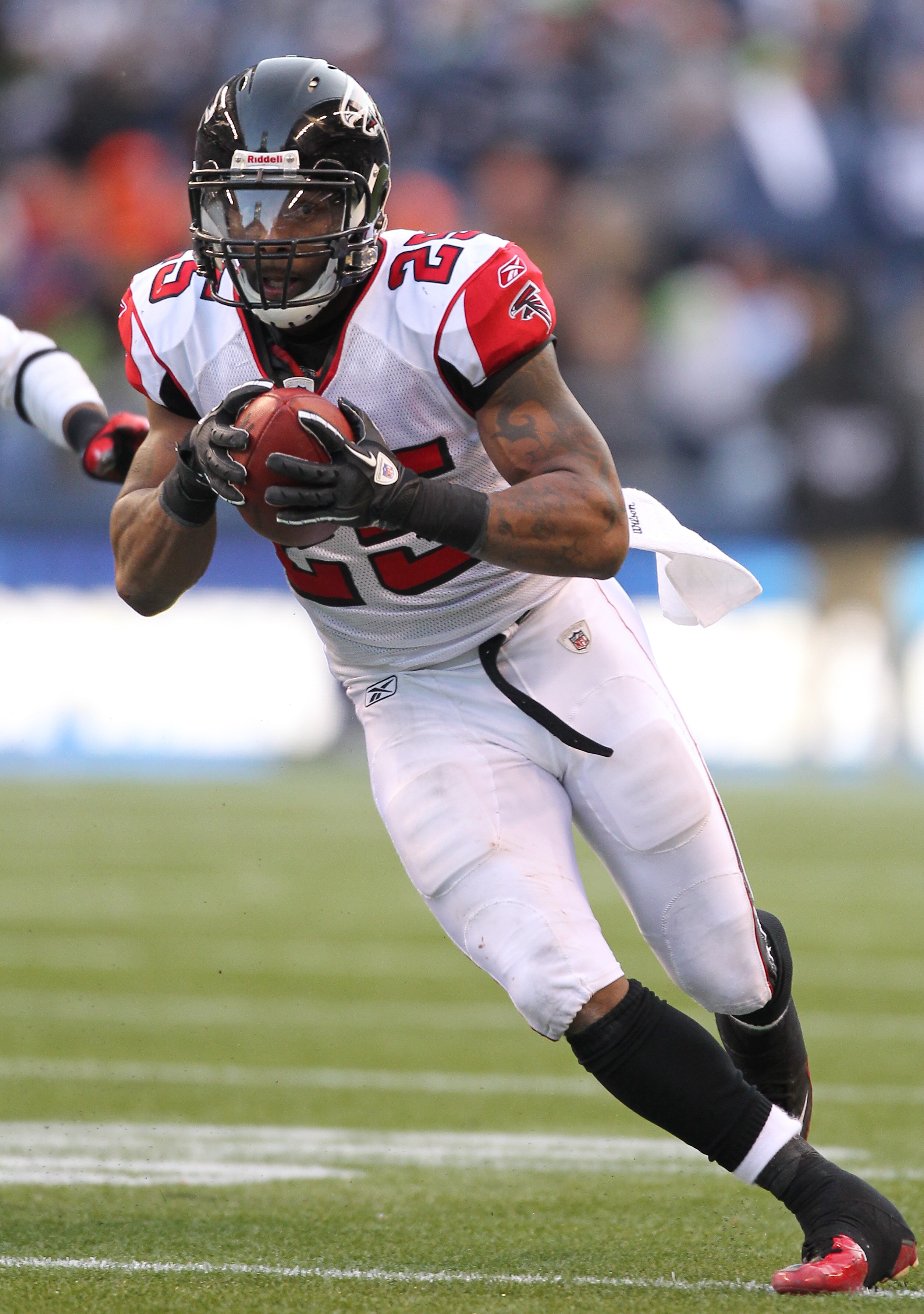 SEATTLE, WA - DECEMBER 19:  Safety William Moore #25 of the Atlanta Falcons returns an interception against the Seattle Seahawks at Qwest Field on December 19, 2010 in Seattle, Washington. The Falcons defeated the Seahawks 34-18. (Photo by Otto Greule Jr/