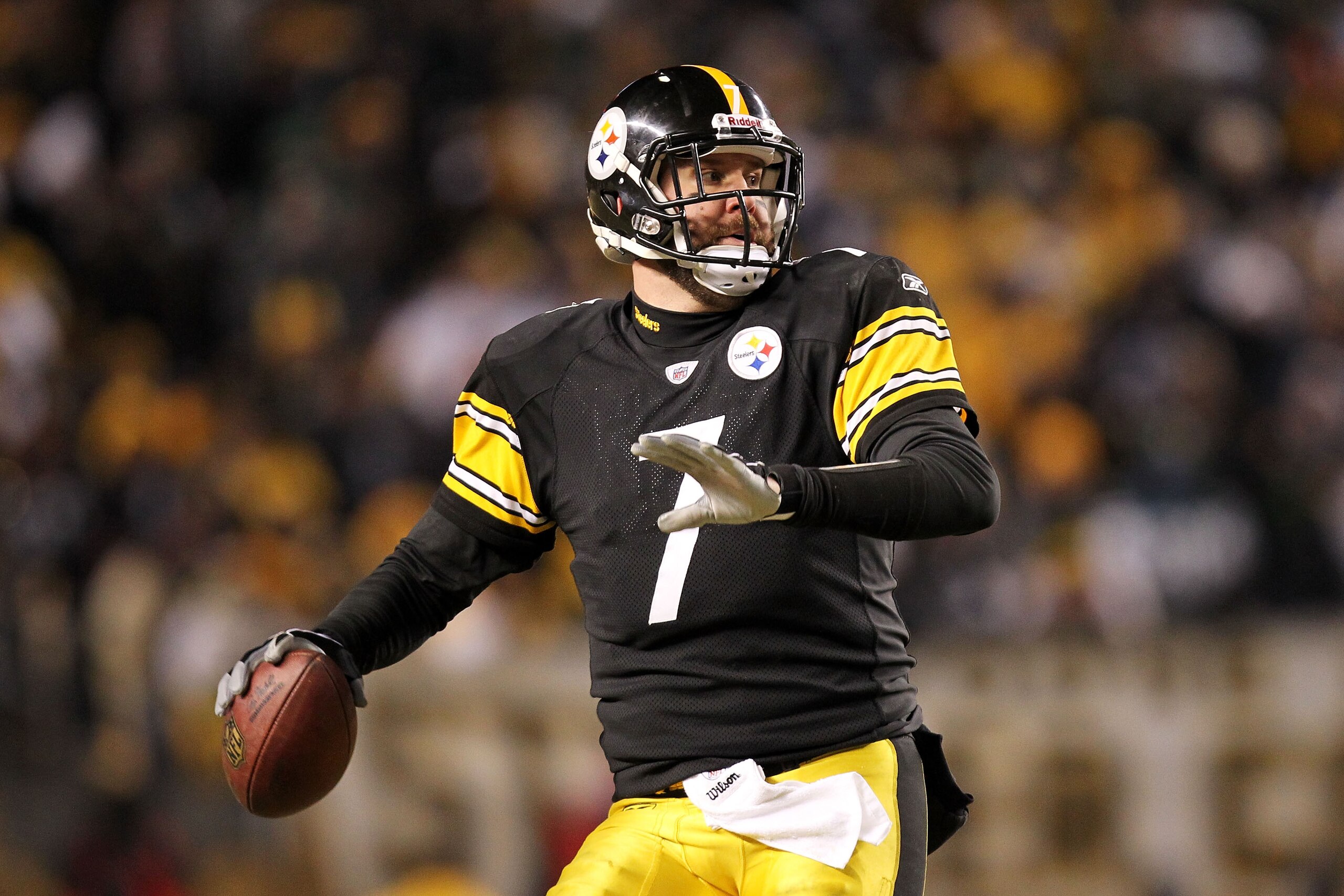 PITTSBURGH, PA - JANUARY 23:  Ben Roethlisberger #7 of the Pittsburgh Steelers drops back against the New York Jets during the 2011 AFC Championship game at Heinz Field on January 23, 2011 in Pittsburgh, Pennsylvania. The Pittsburgh Steelers defeated the
