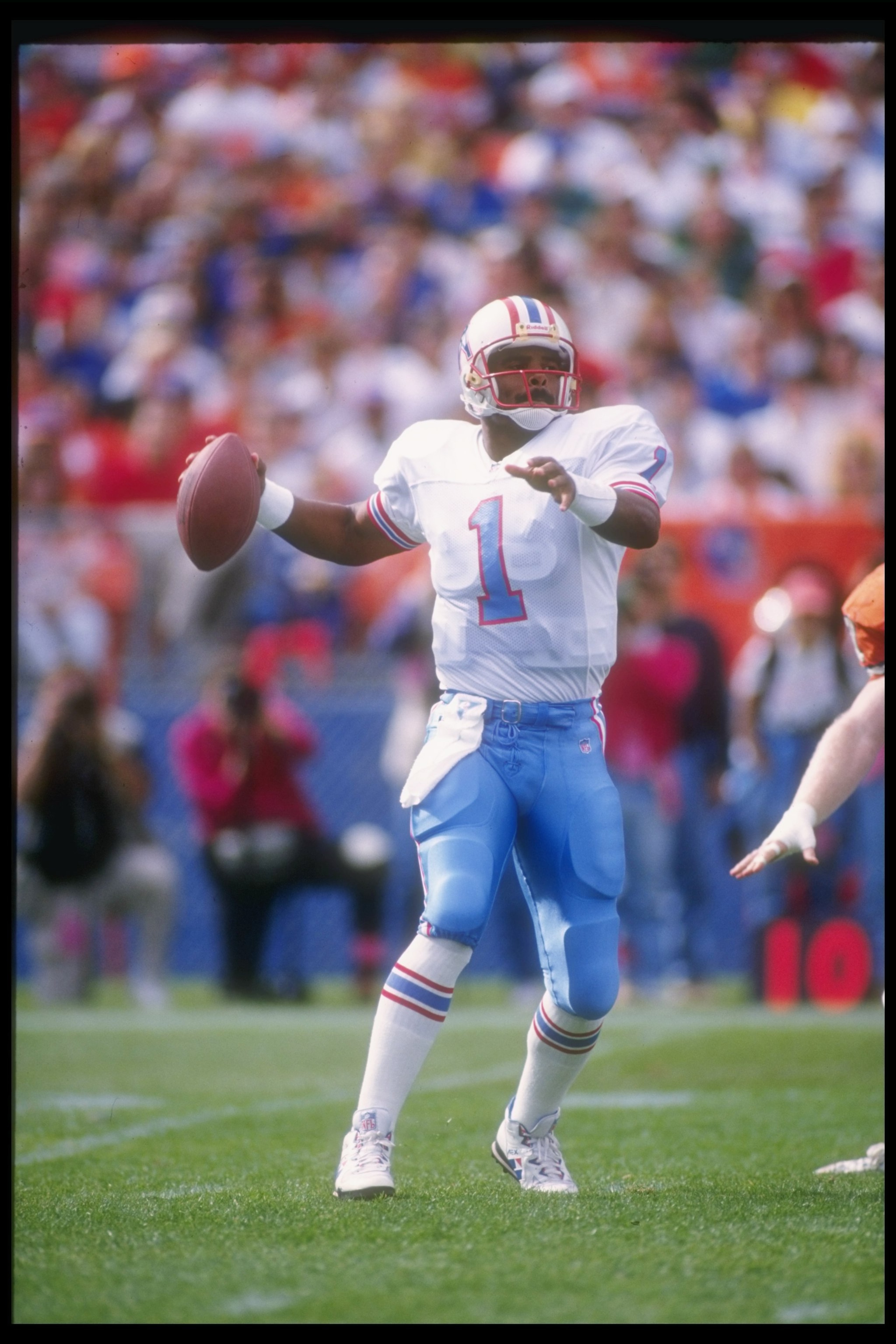 18 Oct 1992:  Quarterback Warren Moon of the Houston Oilers passes the ball during a game against the Denver Broncos at Mile High Stadium in Denver, Colorado.  The Broncos won the game, 27-21. Mandatory Credit: Tim DeFrisco  /Allsport