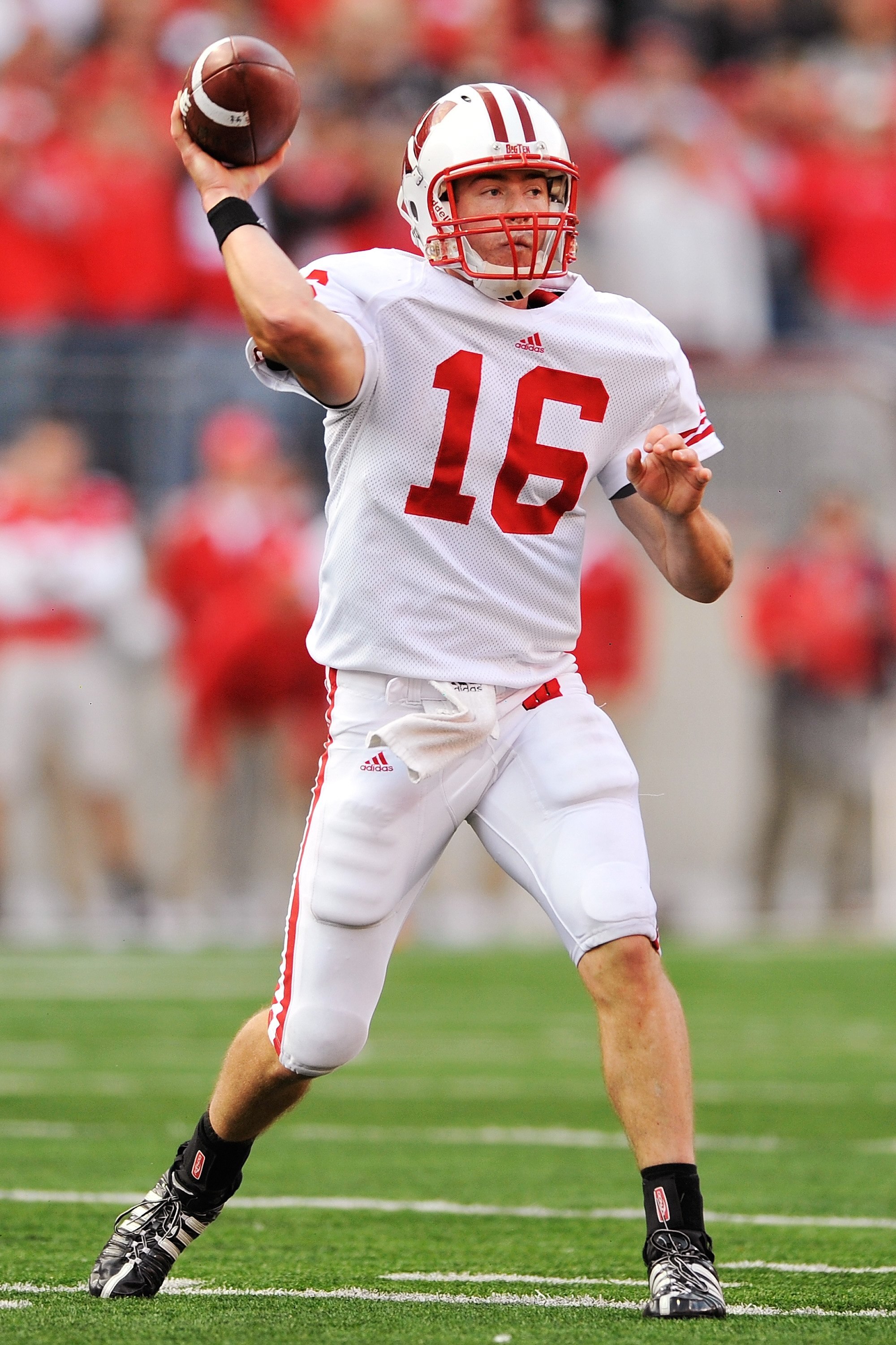 COLUMBUS, OH - OCTOBER 10:  Quarterback Scott Tolzien #16 of the Wisconsin Badgers passes against the Ohio State Buckeyes at Ohio Stadium on October 10, 2009 in Columbus, Ohio.  (Photo by Jamie Sabau/Getty Images)