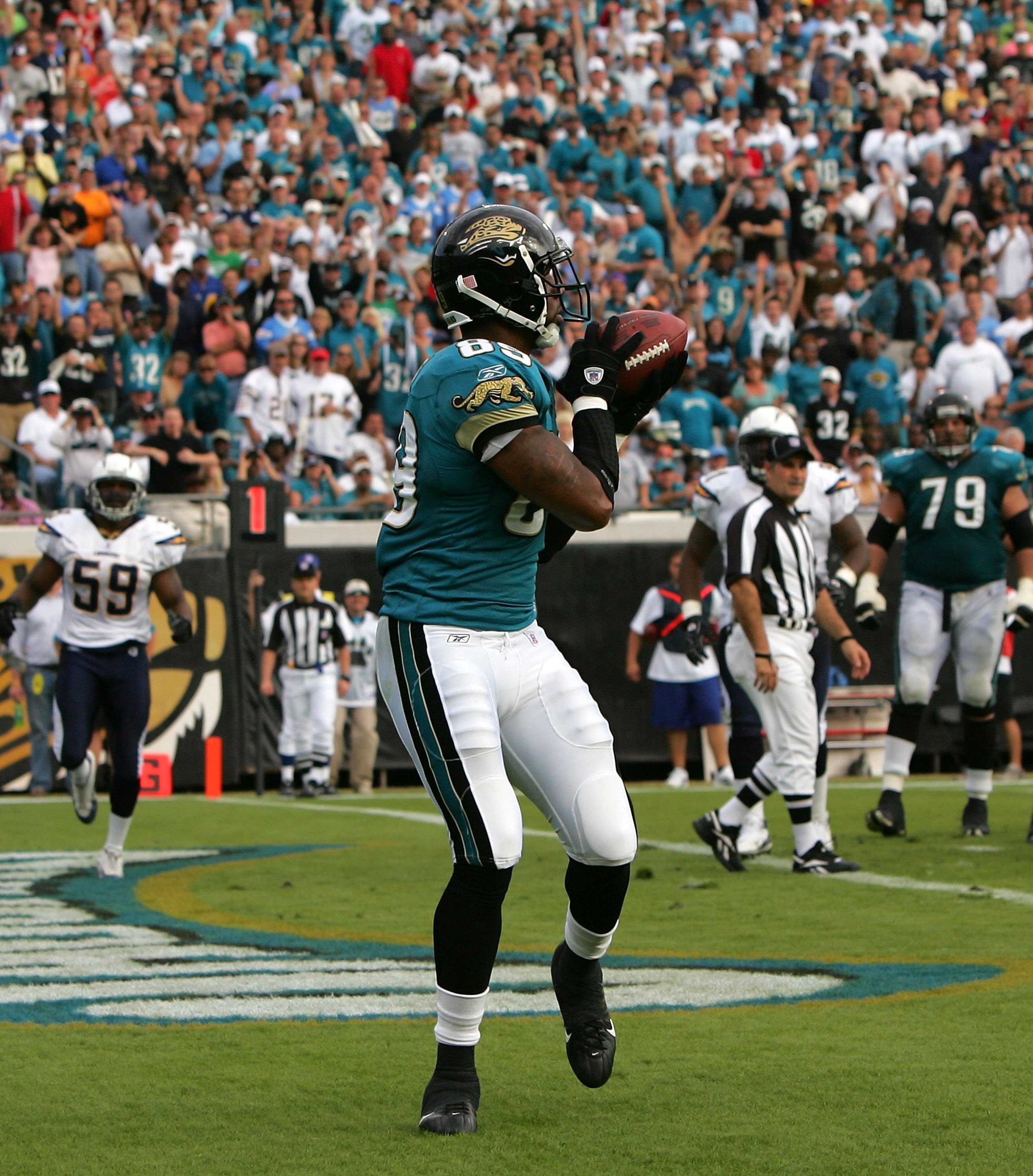 JACKSONVILLE, FL - NOVEMBER 18:  Marcedes Lewis #89 of the Jacksonville Jaguars catches a pass for a touchdown against the San Diego Chargers at Jacksonville Municipal Stadium on November 18, 2007 in Jacksonville, Florida.  (Photo by Sam Greenwood/Getty I