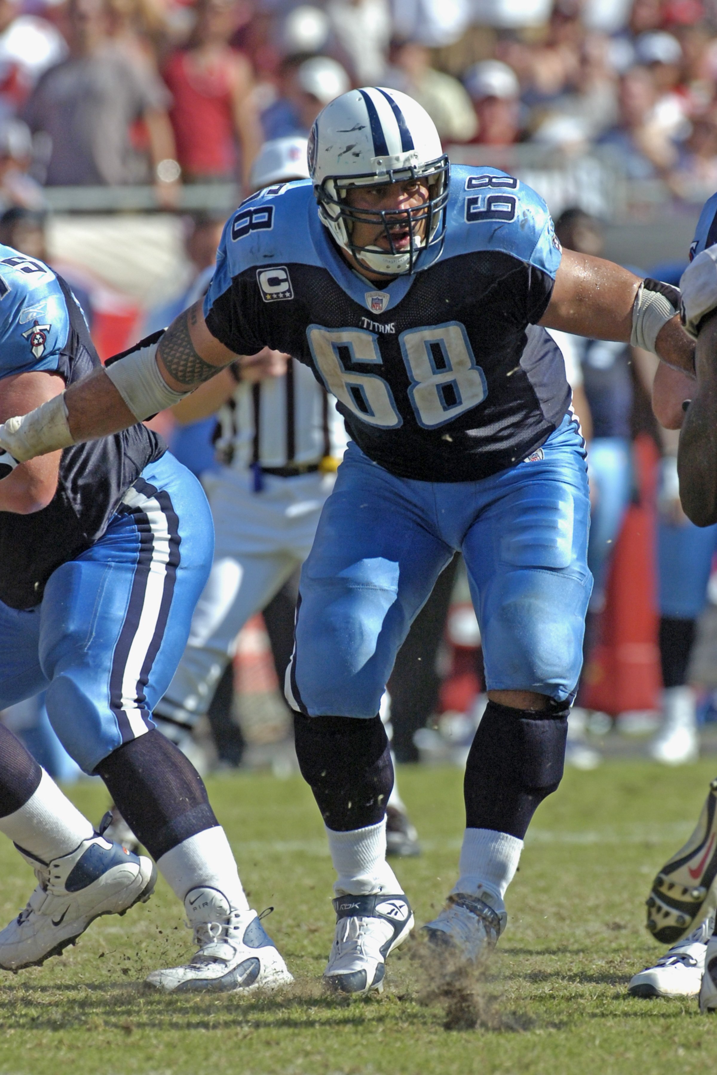 TAMPA, FL - OCTOBER 14: Center Kevin Mawae #68 of the Tennessee Titans sets to block against the Tampa Bay Buccaneers at Raymond James Stadium on October 14, 2007 in Tampa, Florida.  The Bucs won 13-10. (Photo by Al Messerschmidt/Getty Images)
