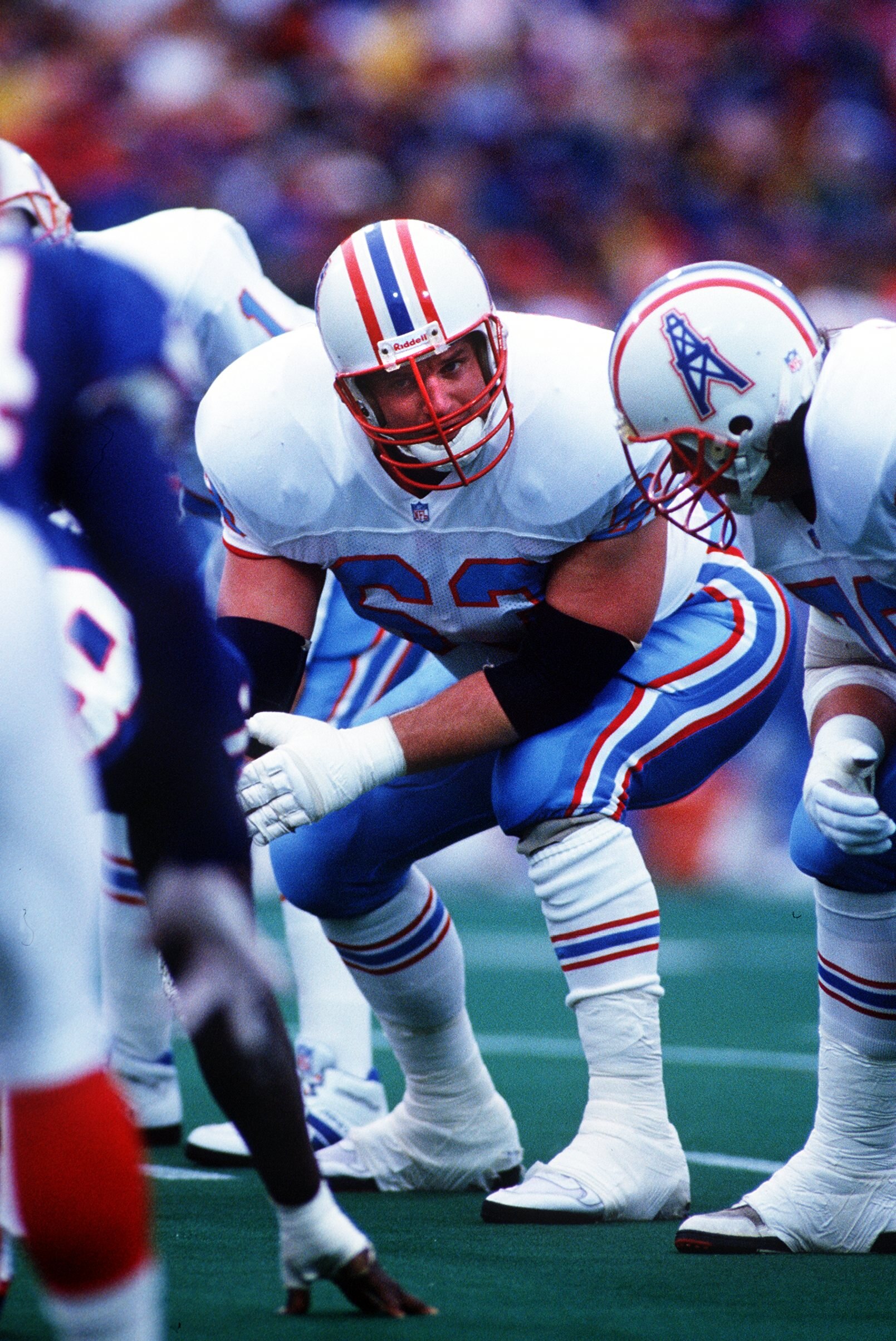 3 JAN 1993:  HOUSTON GUARD MIKE MUNCHAK TALKS WITH HIS OFFENSIVE TACKLE DURING THE OILERS 41-38 LOSS TO THE BUFFALO BILLS IN THE 1992 PLAYOFFS. Mandatory Credit: Rick Stewart/ALLSPORT