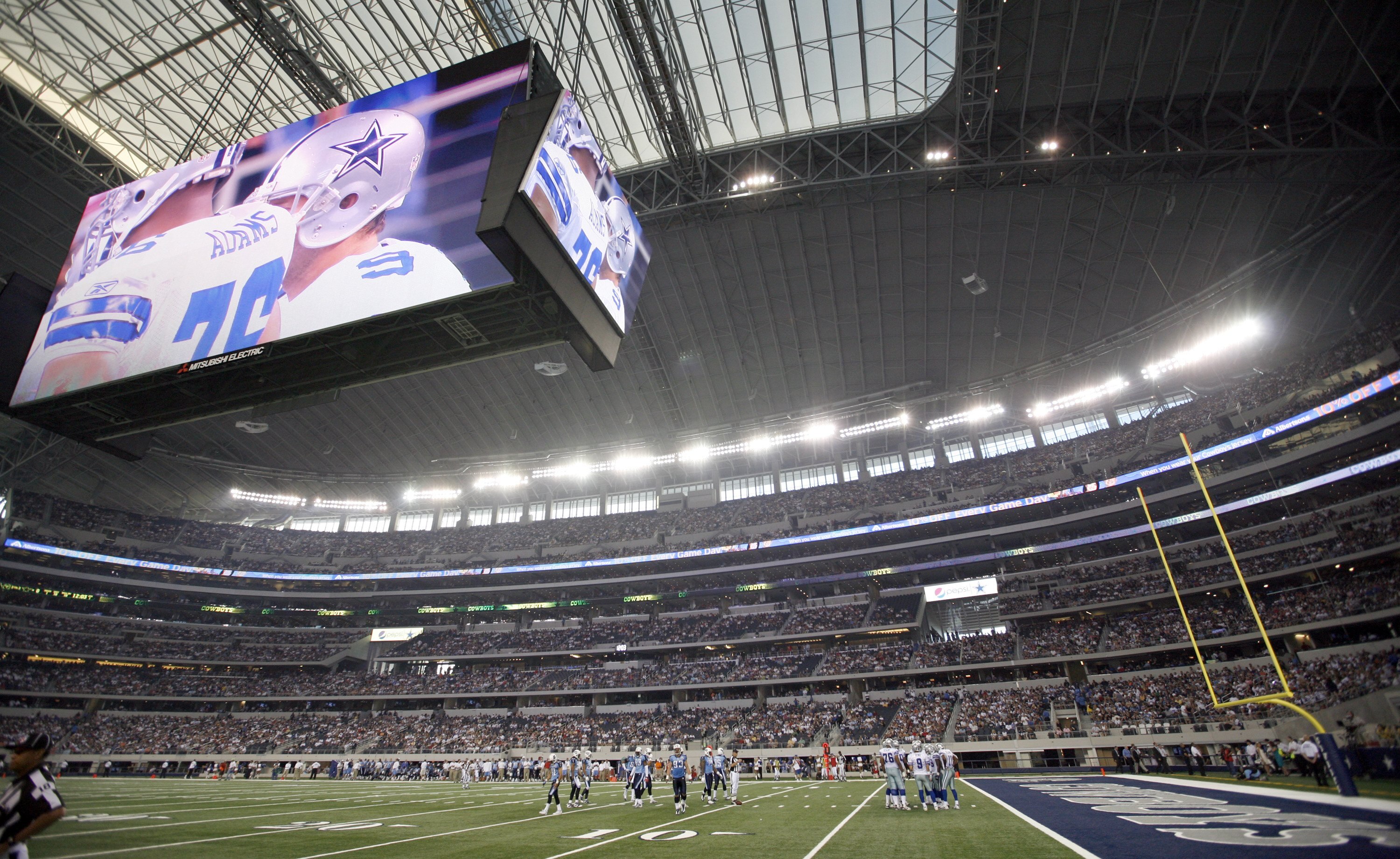 ARLINGTON, TX - AUGUST 21:  A general view of the Dallas Cowboys in the first quarter against the Tennessee Titans during a preseason game at Dallas Cowboys Stadium on August 21, 2009 in Arlington, Texas. (Photo by Tom Pennington/Getty Images)
