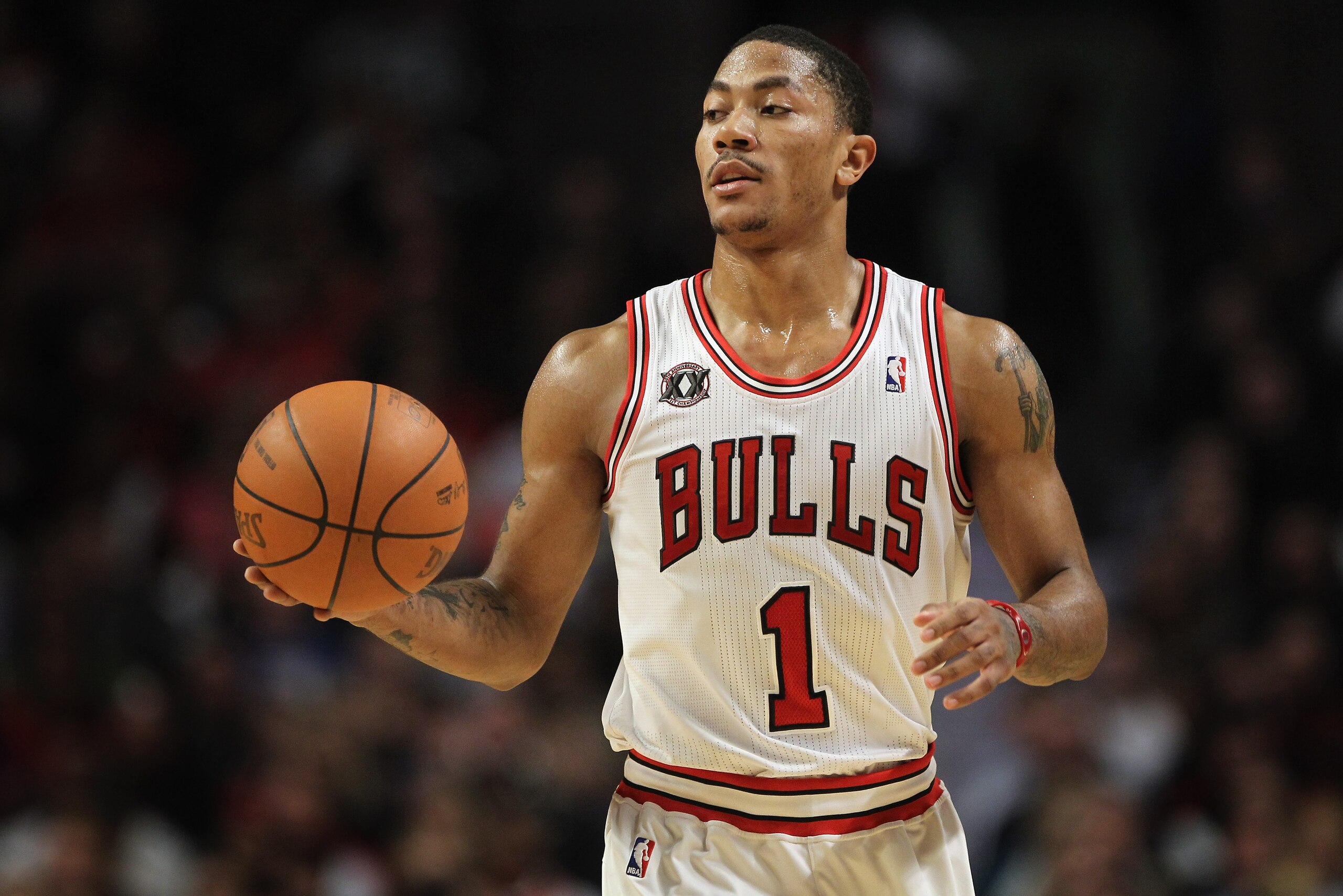 CHICAGO, IL - JANUARY 15:  Derrick Rose #1 of the Chicago Bulls brings the ball upcourt against the Miami Heat at the United Center on January 15, 2011 in Chicago, Illinois. NOTE TO USER: User expressly acknowledges and agrees that, by downloading and or