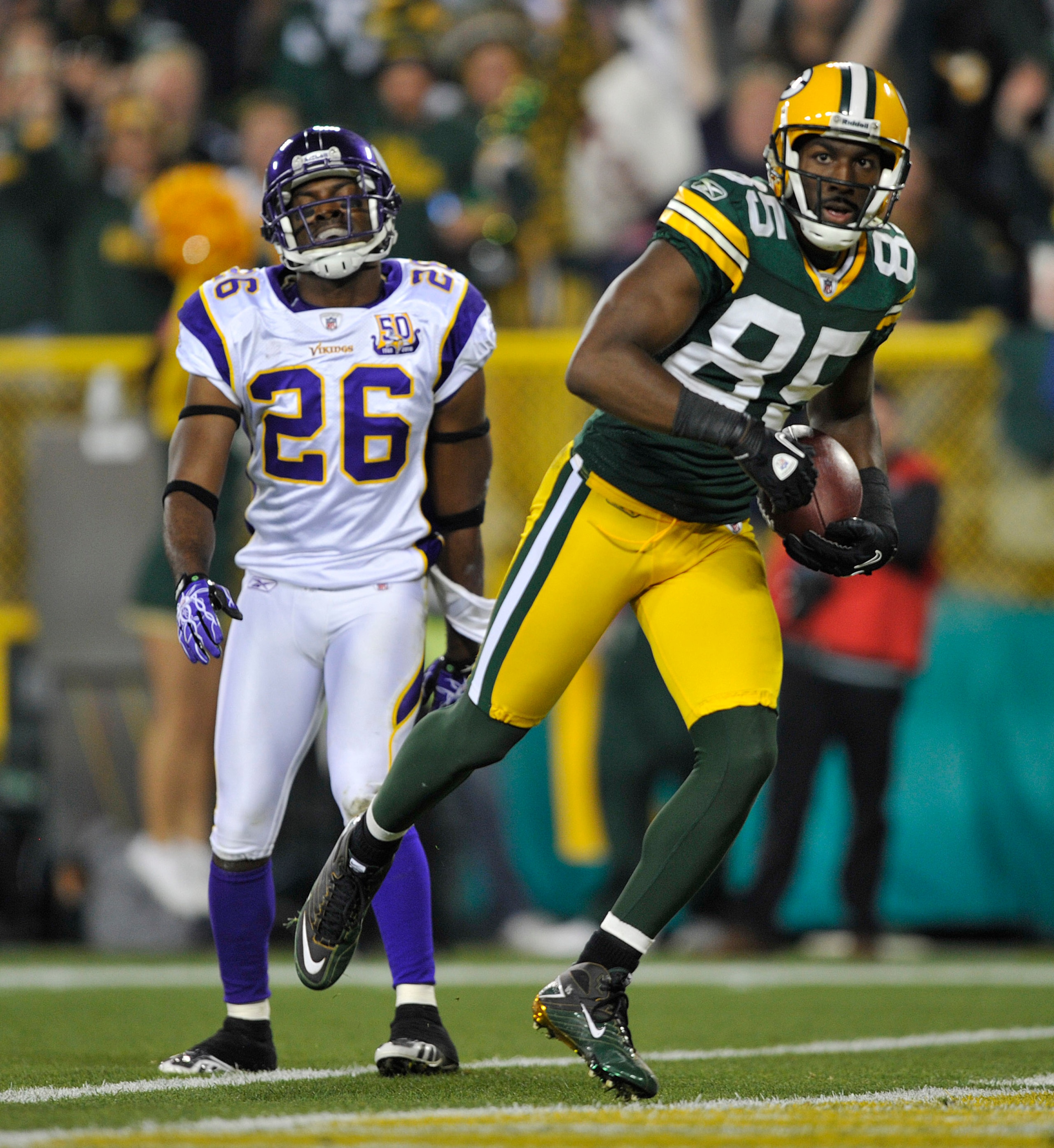 GREEN BAY, WI - OCTOBER 24:  Antoine Winfield #26 of the Minnesota Vikings reacts as Greg Jennings #85 of the Green Bay Packers scores a touchdown during their game at Lambeau Field on October 24, 2010 in Green Bay, Wisconsin. (Photo by Jim Prisching/Gett