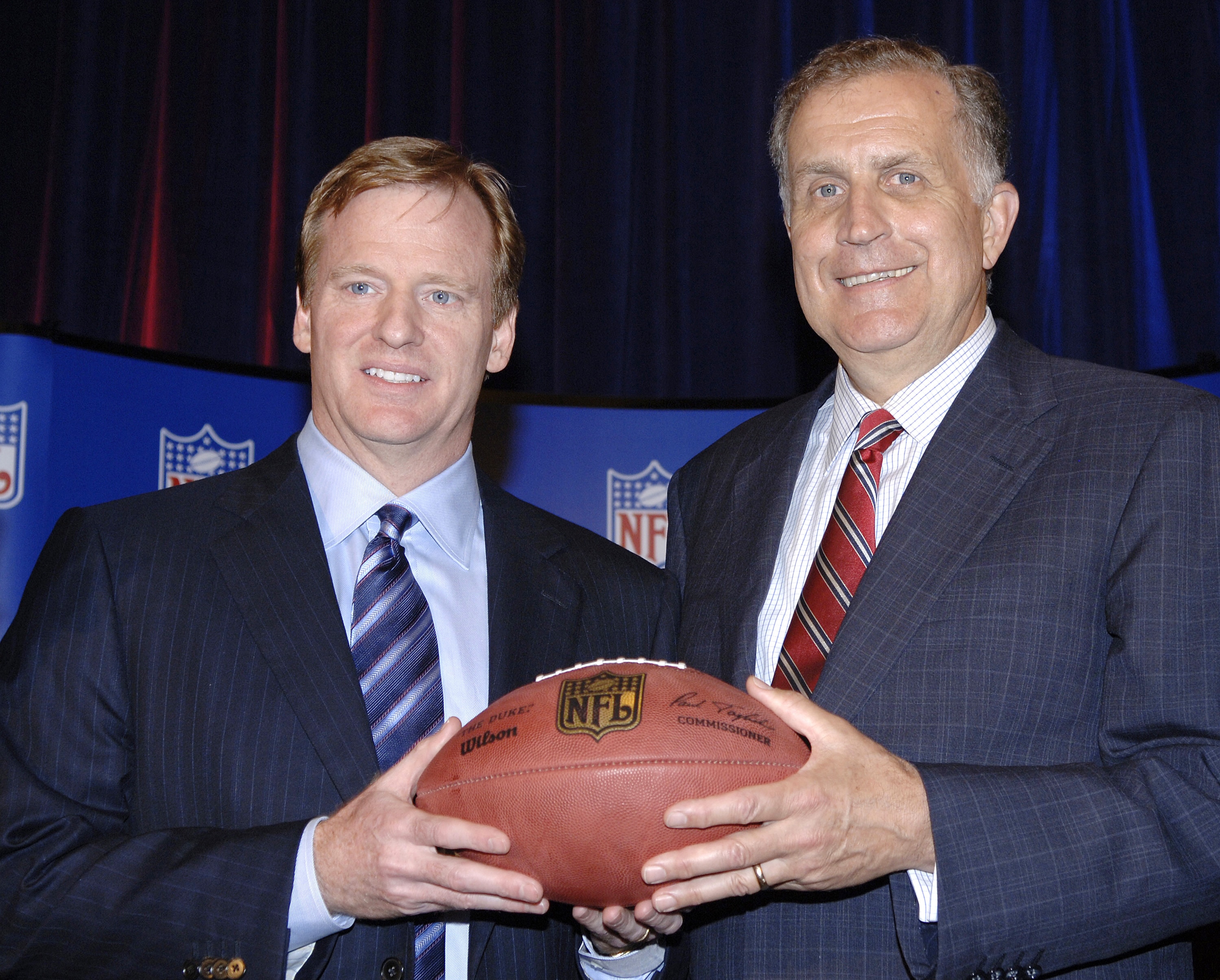 Roger Goodell  and NFL commissioner Paul Tagliabue  at an owners meeting  in suburban Chicago August 8, 2006. Goodell was named to succeed Tagliabue who is retiring.  (Photo by Al Messerschmidt/Getty Images)