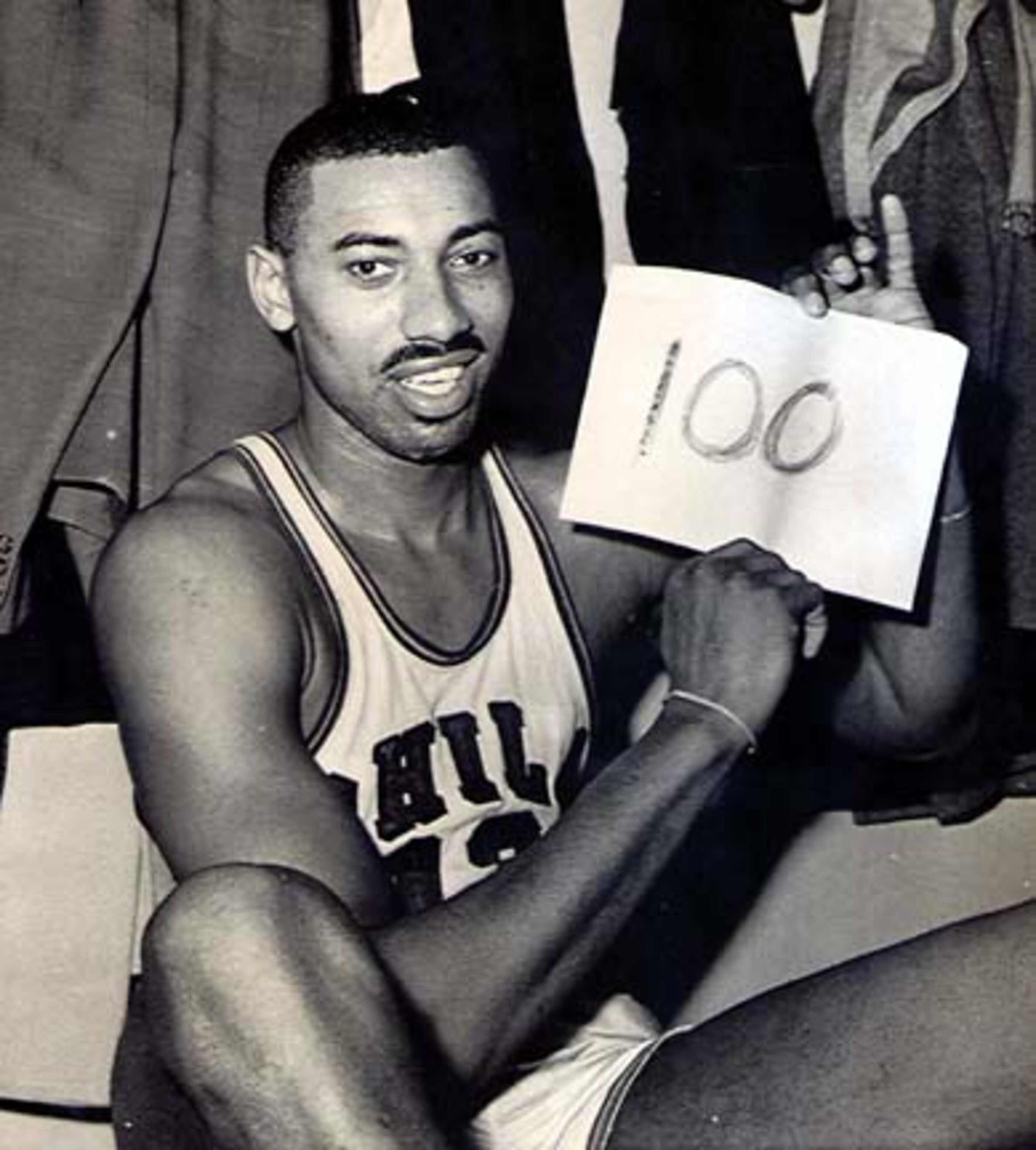 The Famous 100 point pose - Photo by NBA.com