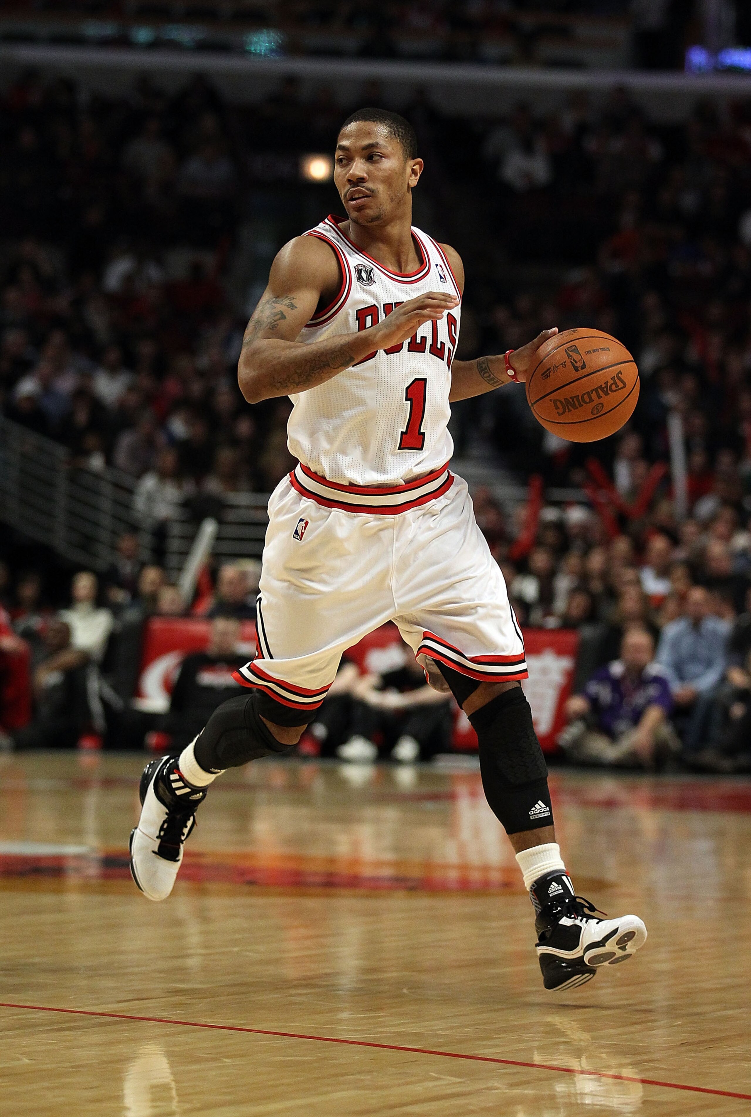 CHICAGO, IL - JANUARY 28: Derrick Rose #1 of the Chicago Bulls looks over the offense against the Orlando Magic at the United Center on January 28, 2011 in Chicago, Illinois. The Bulls defeated the Magic 99-90. NOTE TO USER: User expressly acknowledges an