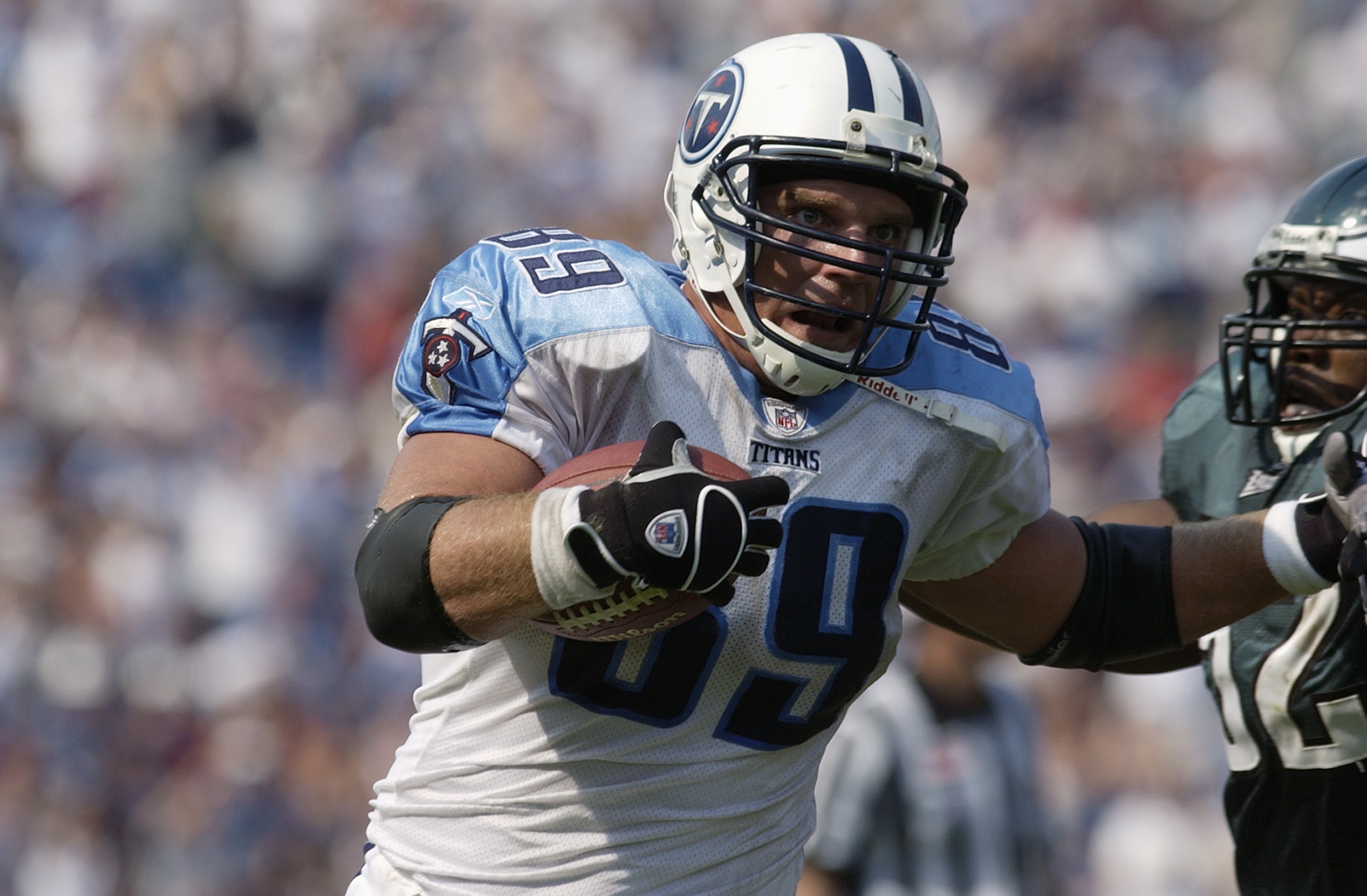 NASHVILLE, TN - SEPTEMBER 8:  Frank Wycheck #89 of the Tennessee Titans tries to shove past Barry Gardner #52 of the Philadelphia Eagles in the fourth quarter on September 8, 2002 at the Coliseum in Nashville, Tennessee. The Tennessee Titans beat the Phil