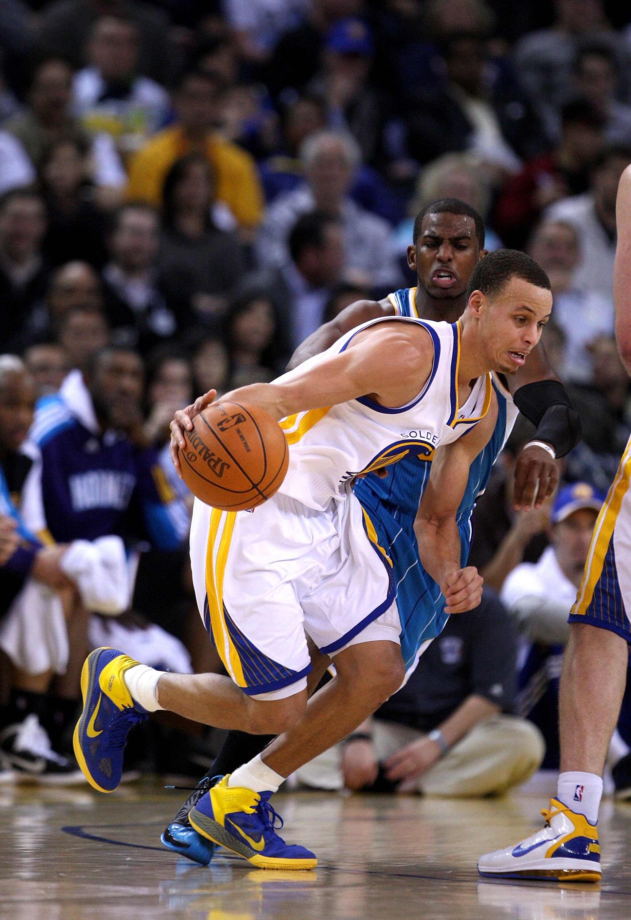 OAKLAND, CA - JANUARY 26:  Stephen Curry #30 of the Golden State Warriors dribbles away from Chris Paul #3 of the New Orleans Hornets at Oracle Arena on January 26, 2011 in Oakland, California.  NOTE TO USER: User expressly acknowledges and agrees that, b