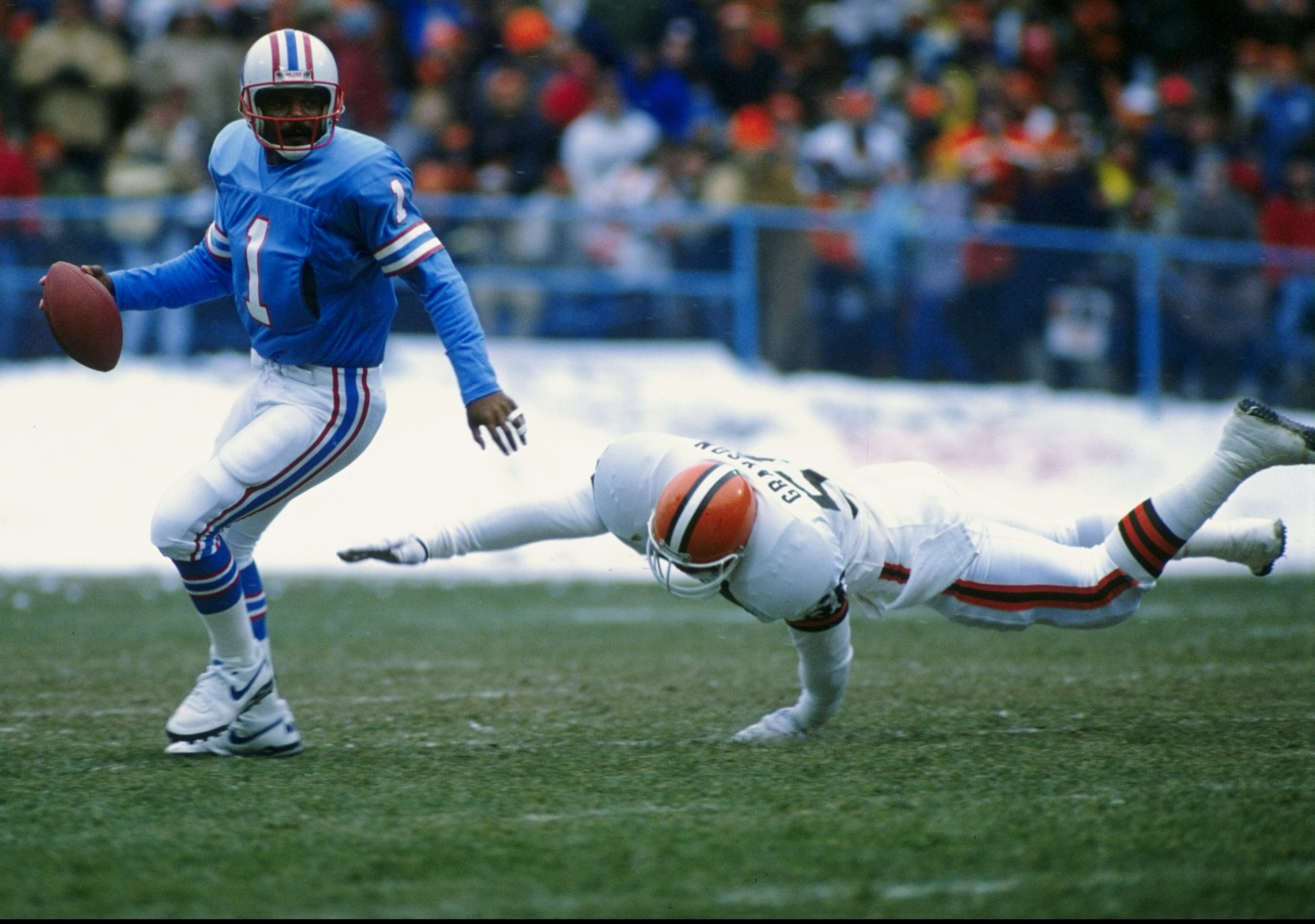 18 Dec 1988:  Quarterback Warren Moon of the Houston Oilers in action during a game against the Cleveland Browns.  The Browns won the game, 28-23. Mandatory Credit: Jonathan Daniel  /Allsport