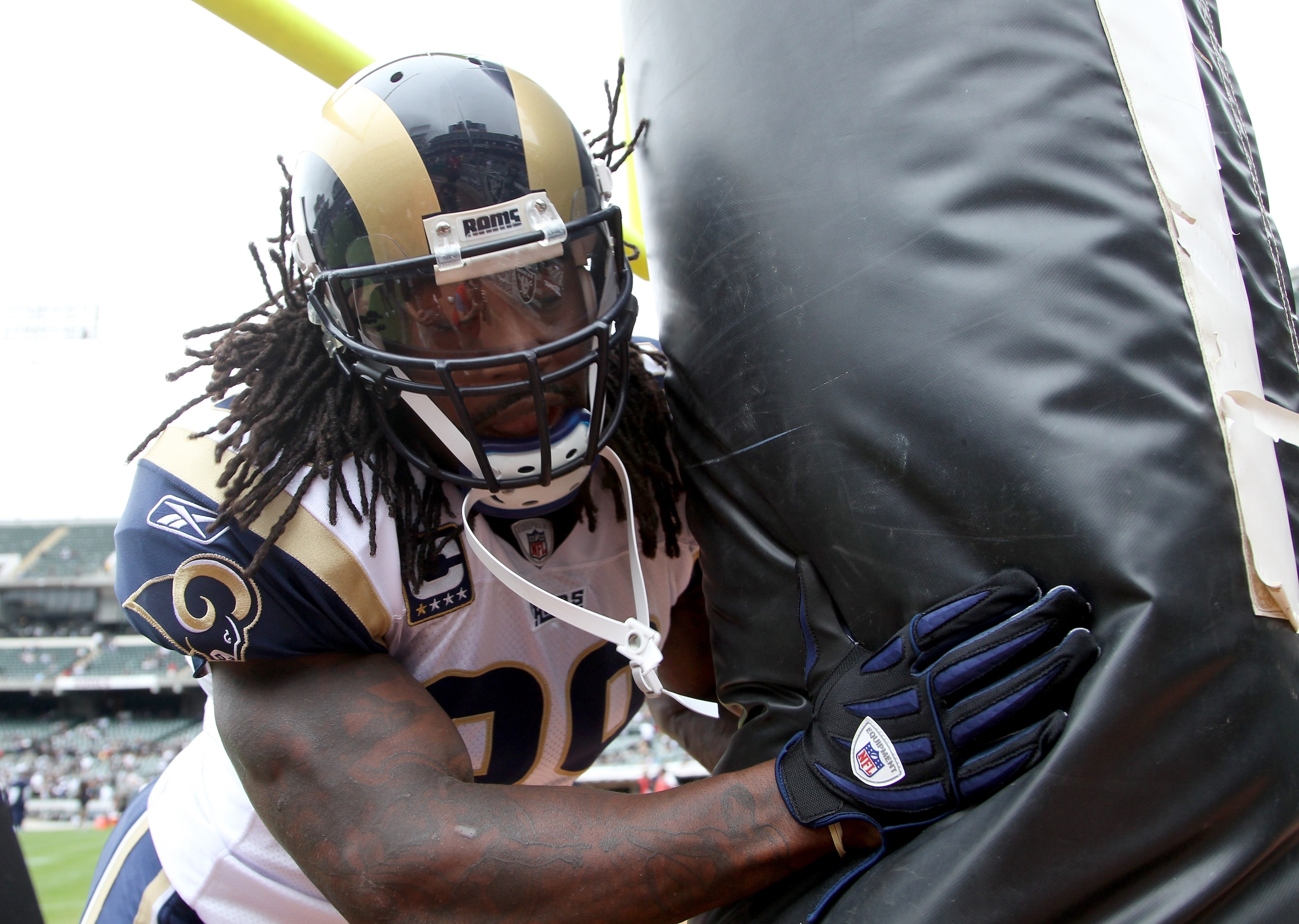 OAKLAND, CA - SEPTEMBER 19:  Steven Jackson #39 of the St. Louis Rams warms up before their game against the Oakland Raiders at the Oakland-Alameda County Coliseum on September 19, 2010 in Oakland, California.  (Photo by Ezra Shaw/Getty Images)