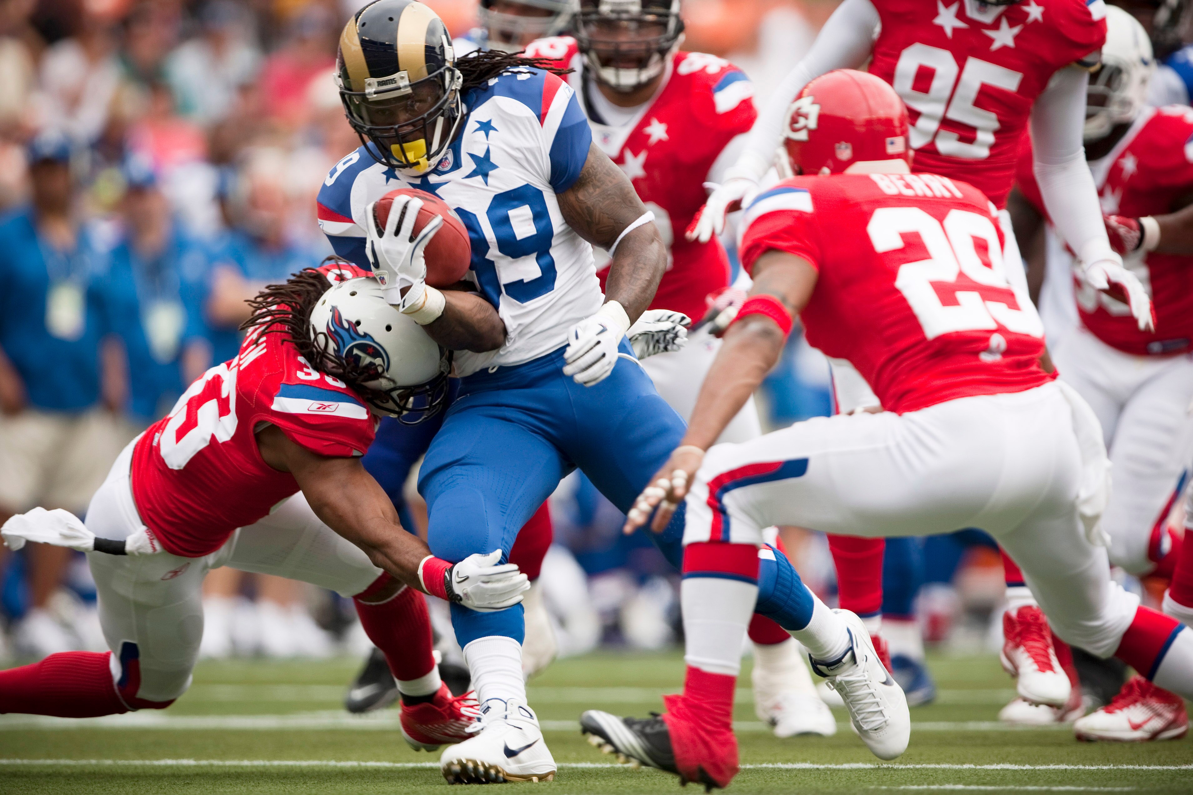 HONOLULU - JANUARY 30:  Steven Jackson, #39 of the St. Louis Rams, carries the ball during the 2011 NFL Pro Bowl at Aloha Stadium on January 30, 2011 in Honolulu, Hawaii. NFC won 55-41 over the AFC. (Photo by Kent Nishimura/Getty Images)