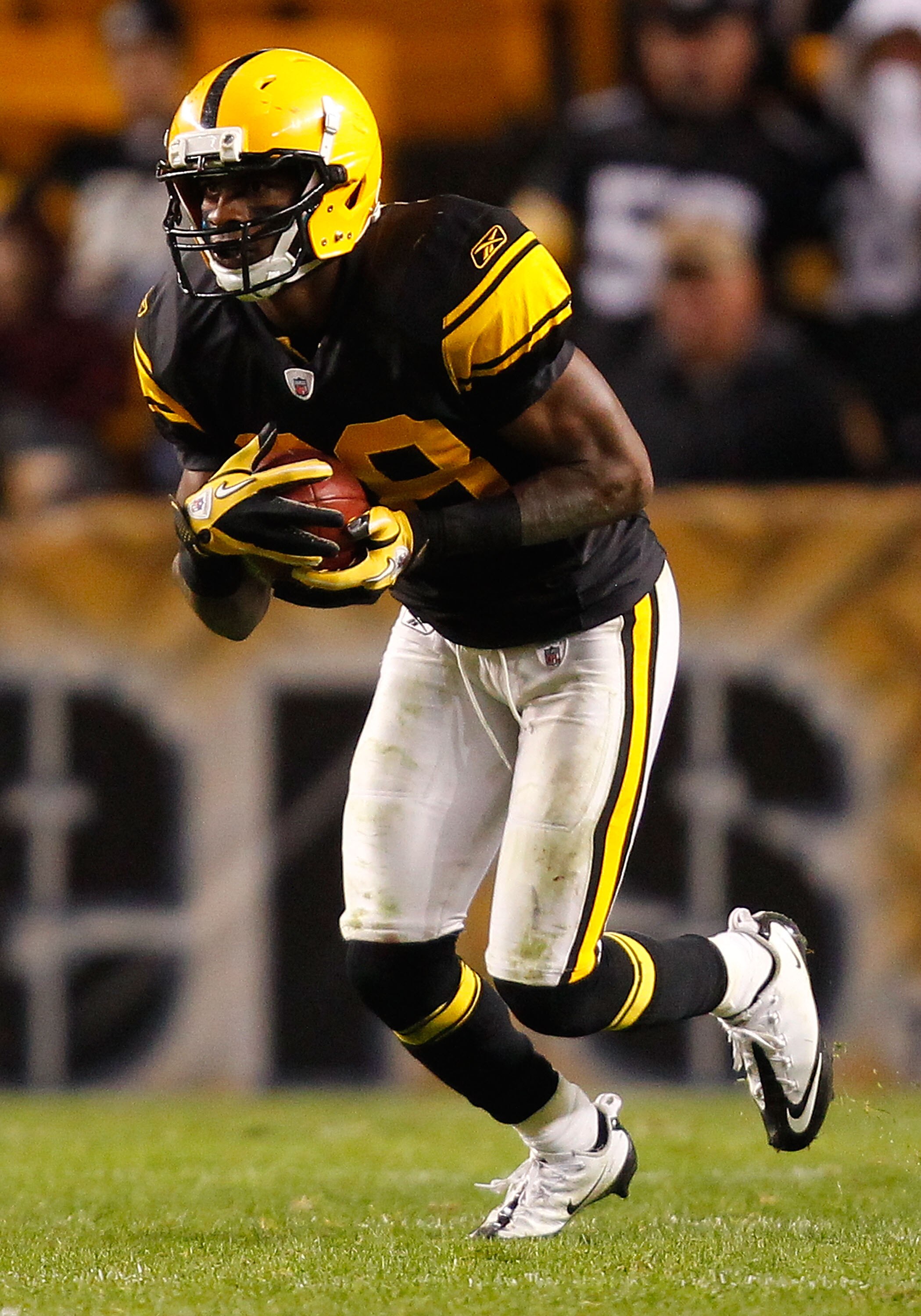 PITTSBURGH, PA - NOVEMBER 14:  Emmanuel Sanders #88 of the Pittsburgh Steelers returns a kick against the New England Patriots during the game on November 14, 2010 at Heinz Field in Pittsburgh, Pennsylvania.  (Photo by Jared Wickerham/Getty Images)