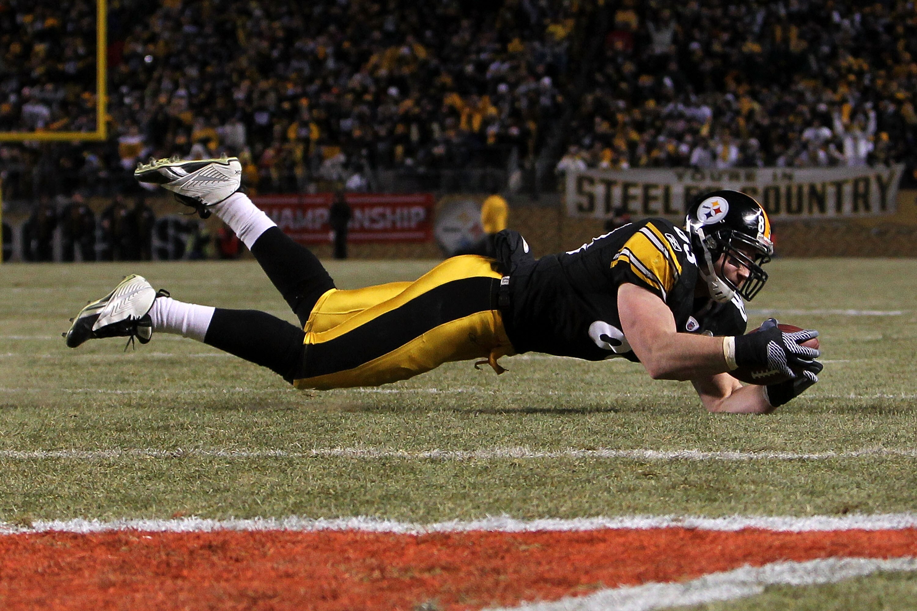 PITTSBURGH, PA - JANUARY 23:  Heath Miller #83 of the Pittsburgh Steelers catches a pass ruled incomplete against the New York Jets during the 2011 AFC Championship game at Heinz Field on January 23, 2011 in Pittsburgh, Pennsylvania.  (Photo by Nick Laham