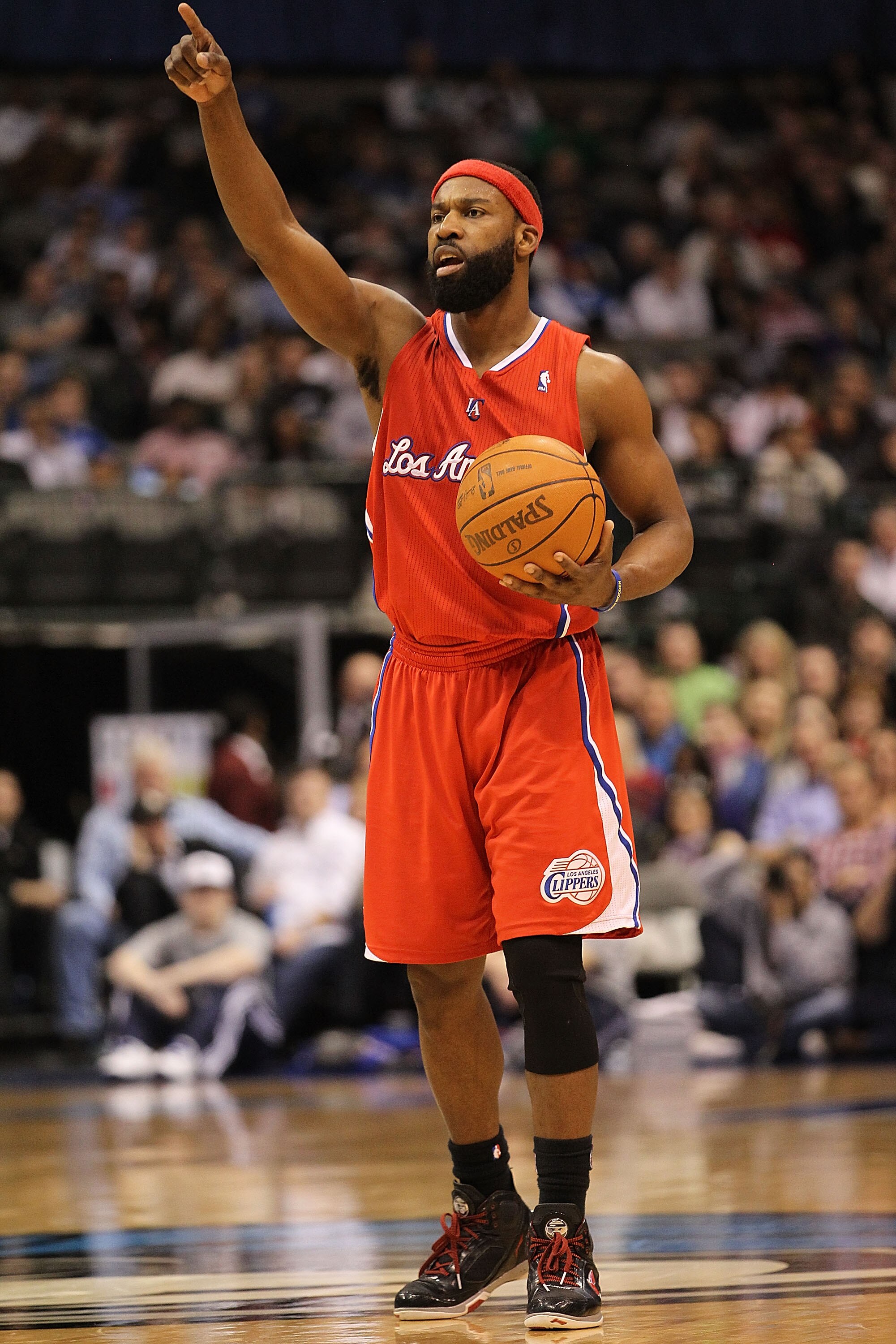 DALLAS, TX - JANUARY 25:  Baron Davis #5 of the Los Angeles Clippers at American Airlines Center on January 25, 2011 in Dallas, Texas.  NOTE TO USER: User expressly acknowledges and agrees that, by downloading and or using this photograph, User is consent