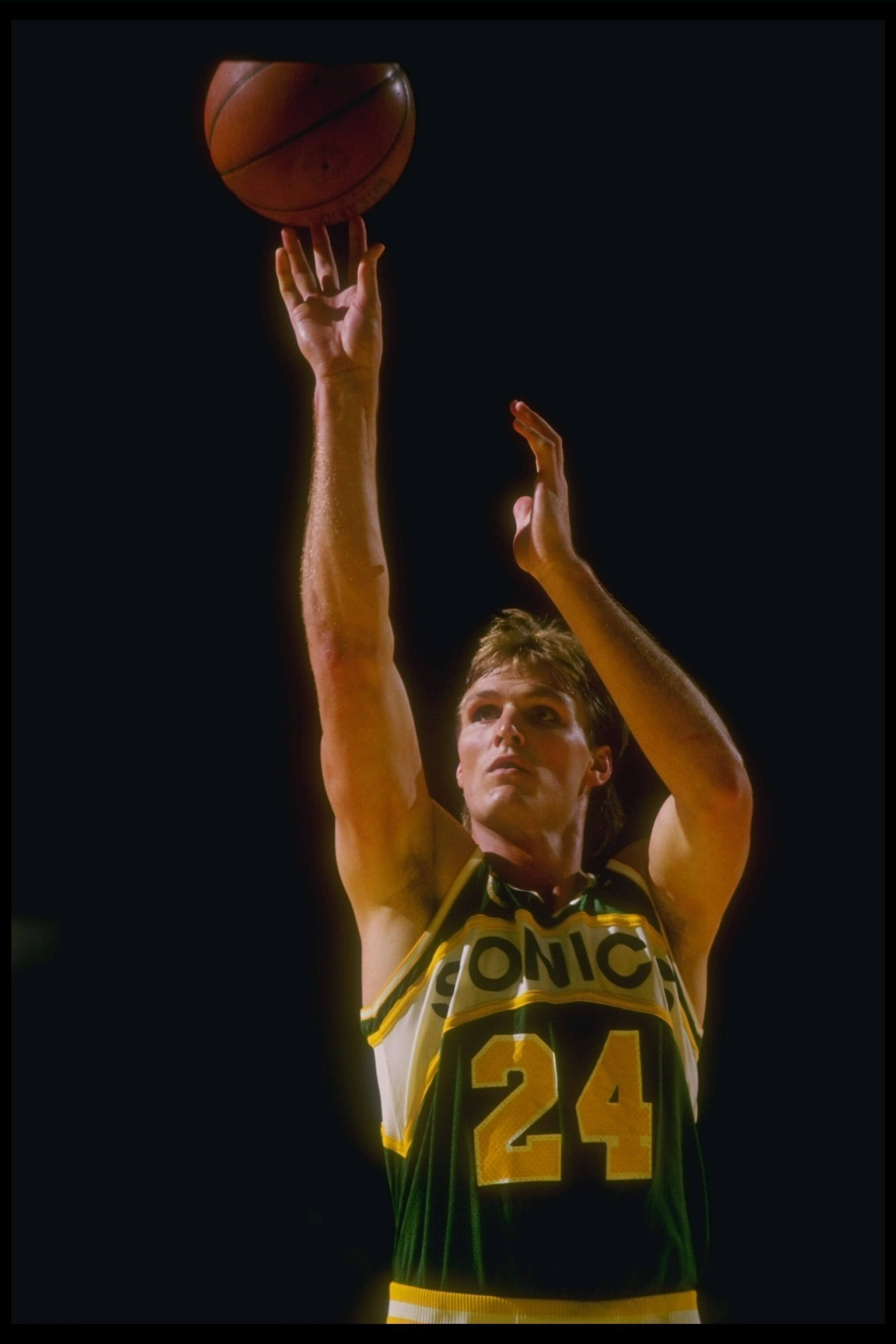 1988:  Forward Tom Chambers of the Seattle SuperSonics shoots the ball during a game against the Los Angeles Lakers at the Great Western Forum in Inglewood, California. Mandatory Credit: Stephen Dunn  /Allsport