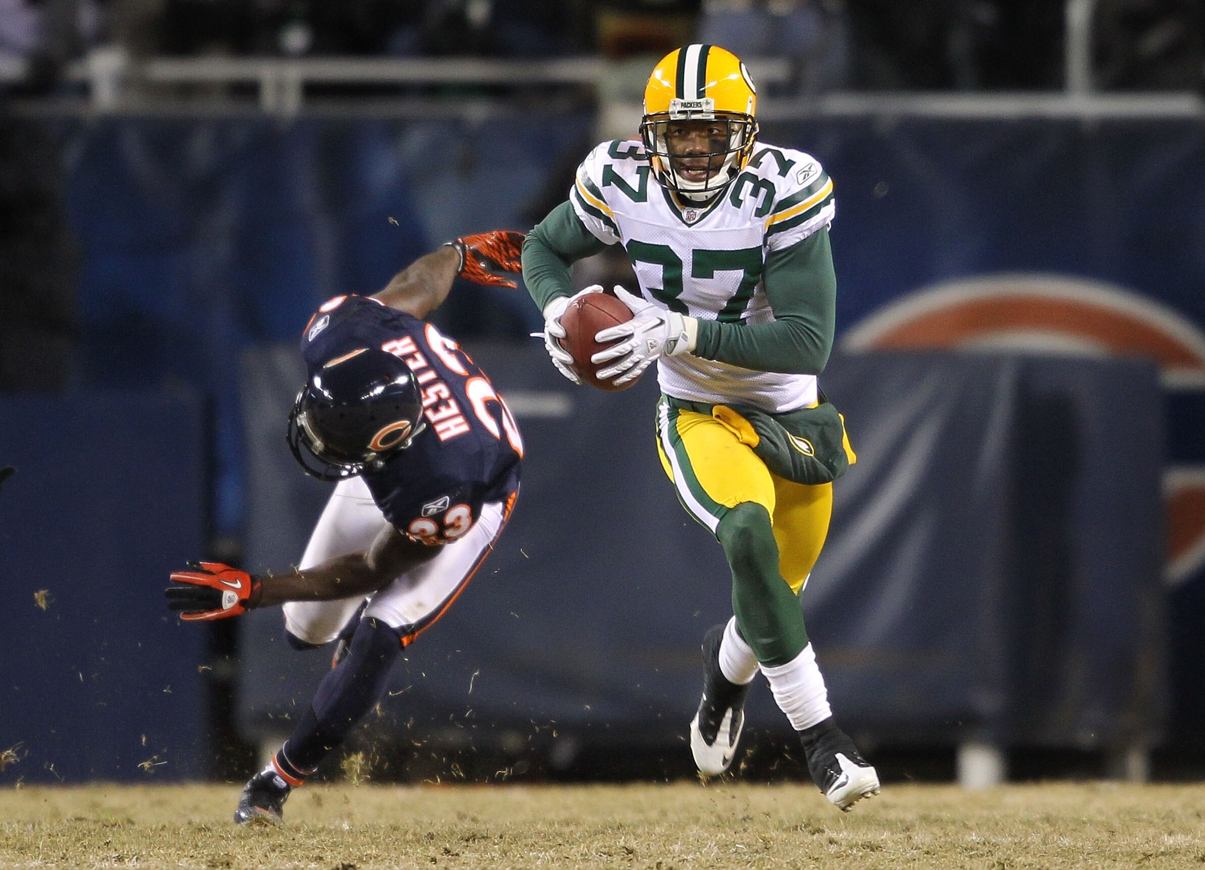 CHICAGO, IL - JANUARY 23:  Sam Shields #37 of the Green Bay Packers intercepts the game's final pass and runs for 32-yards to seal the 21-14 victory for the Packers against the Chicago Bears in the NFC Championship Game at Soldier Field on January 23, 201