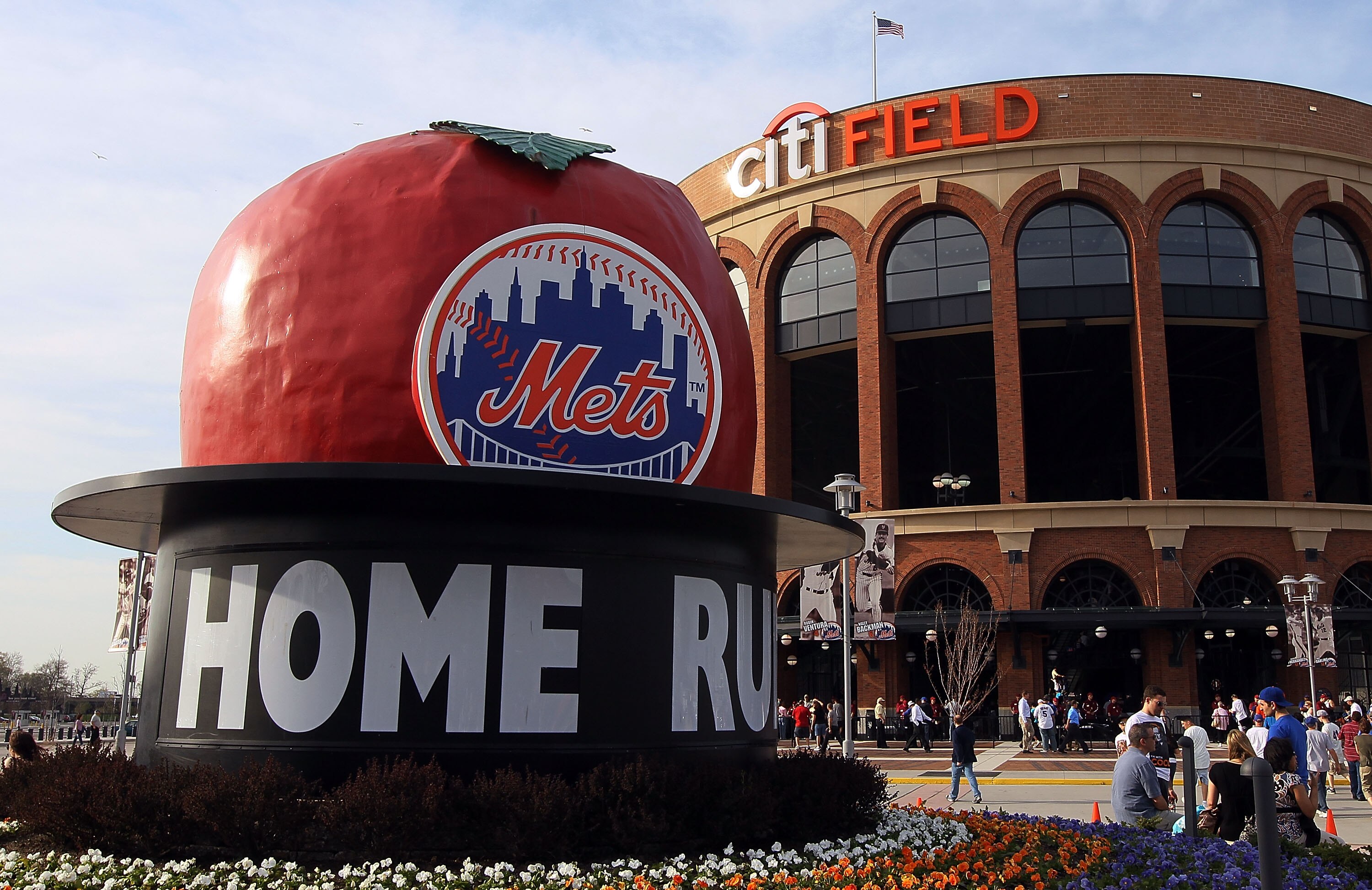 NEW YORK - APRIL 07:  The home run apple is seen before the New York Mets play the Florida Marlins on April 7, 2010 at Citi Field in the Flushing neighborhood of the Queens borough of New York City.  (Photo by Jim McIsaac/Getty Images)