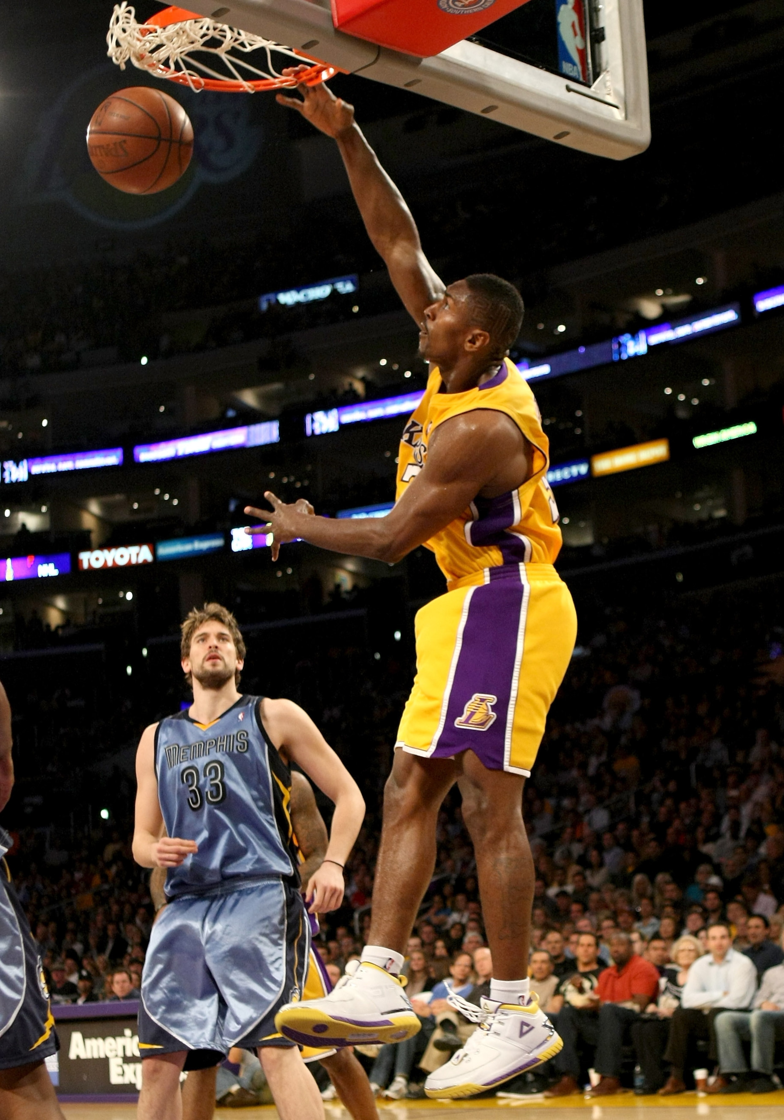 LOS ANGELES, CA - NOVEMBER 06:  Ron Artest #37 of the Los Angeles Lakers dunks against the Memphis Grizzlies on November 6, 2009 at Staples Center in Los Angeles, California.  NOTE TO USER: User expressly acknowledges and agrees that, by downloading and/o