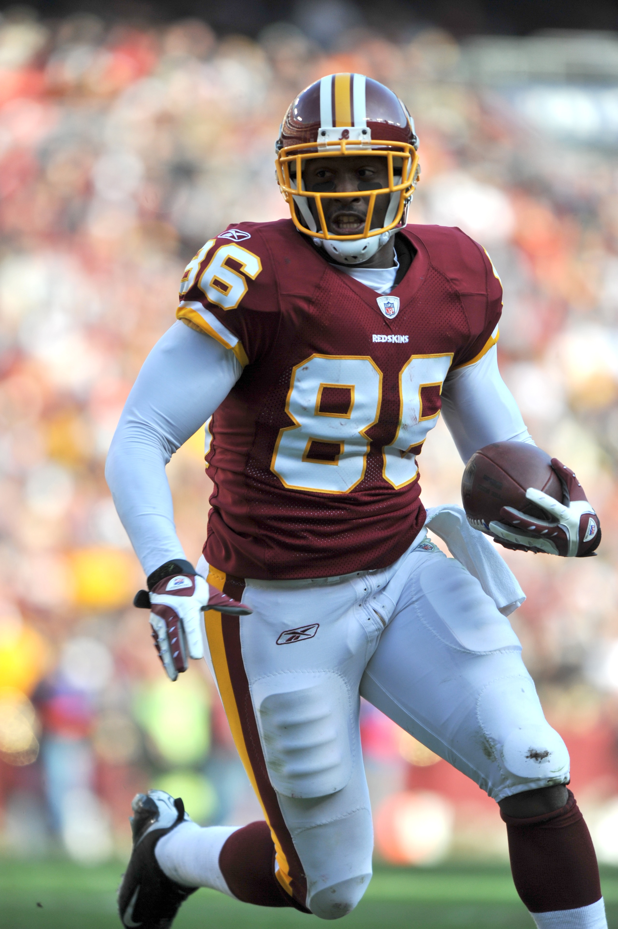 LANDOVER, MD - DECEMBER 6:  Fred Davis #86 of the Washington Redskins scores the Skins first touchdown against the New Orleans Saints at FedExField on December 6, 2009 in Landover, Maryland. (Photo by Larry French/Getty Images)