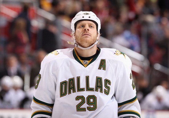GLENDALE, AZ - DECEMBER 11:  Steve Ott #29 of the Dallas Stars awaits a face off during the NHL game against the Phoenix Coyotes at Jobing.com Arena on December 11, 2010 in Glendale, Arizona.  (Photo by Christian Petersen/Getty Images)