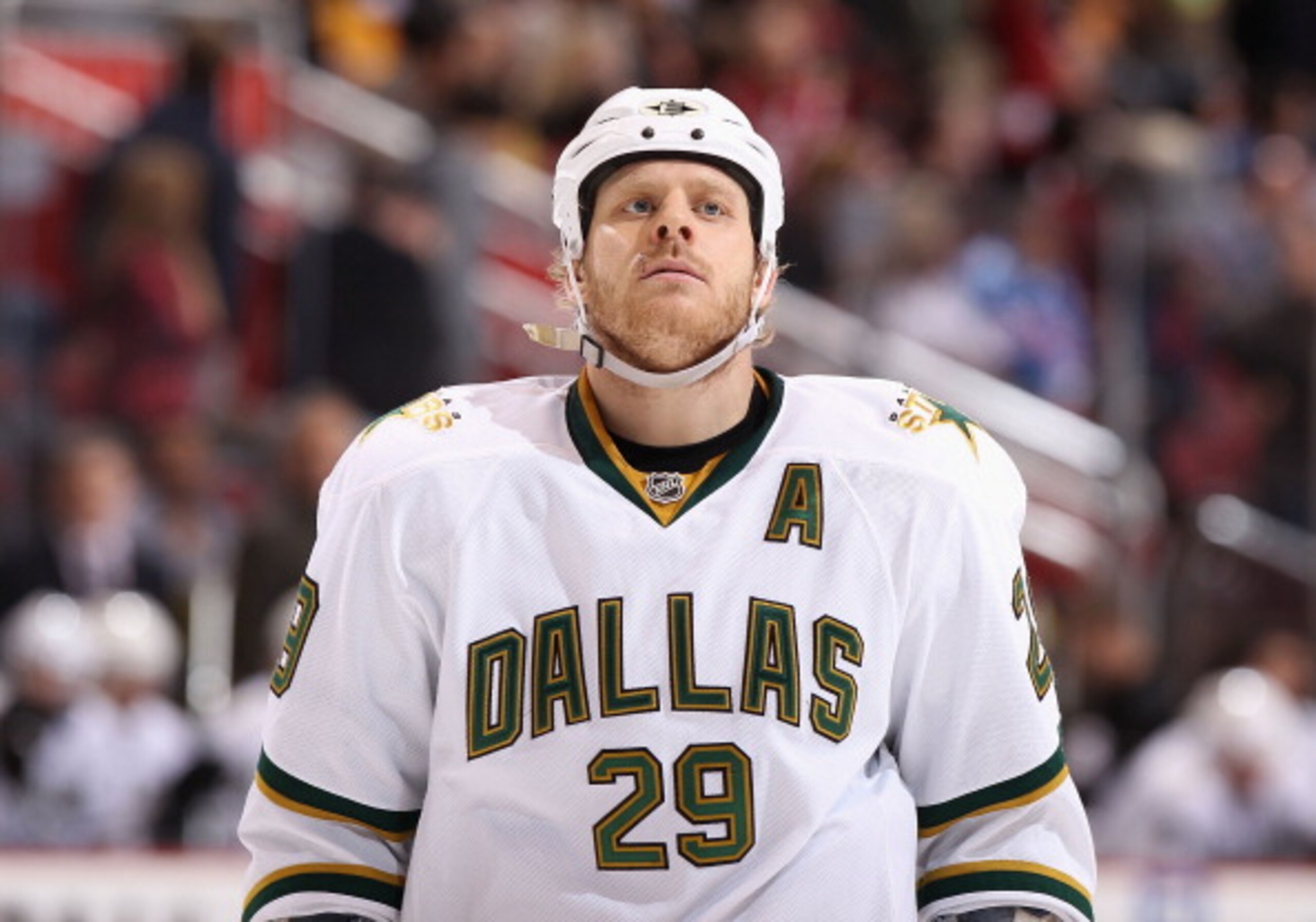 GLENDALE, AZ - DECEMBER 11:  Steve Ott #29 of the Dallas Stars awaits a face off during the NHL game against the Phoenix Coyotes at Jobing.com Arena on December 11, 2010 in Glendale, Arizona.  (Photo by Christian Petersen/Getty Images)