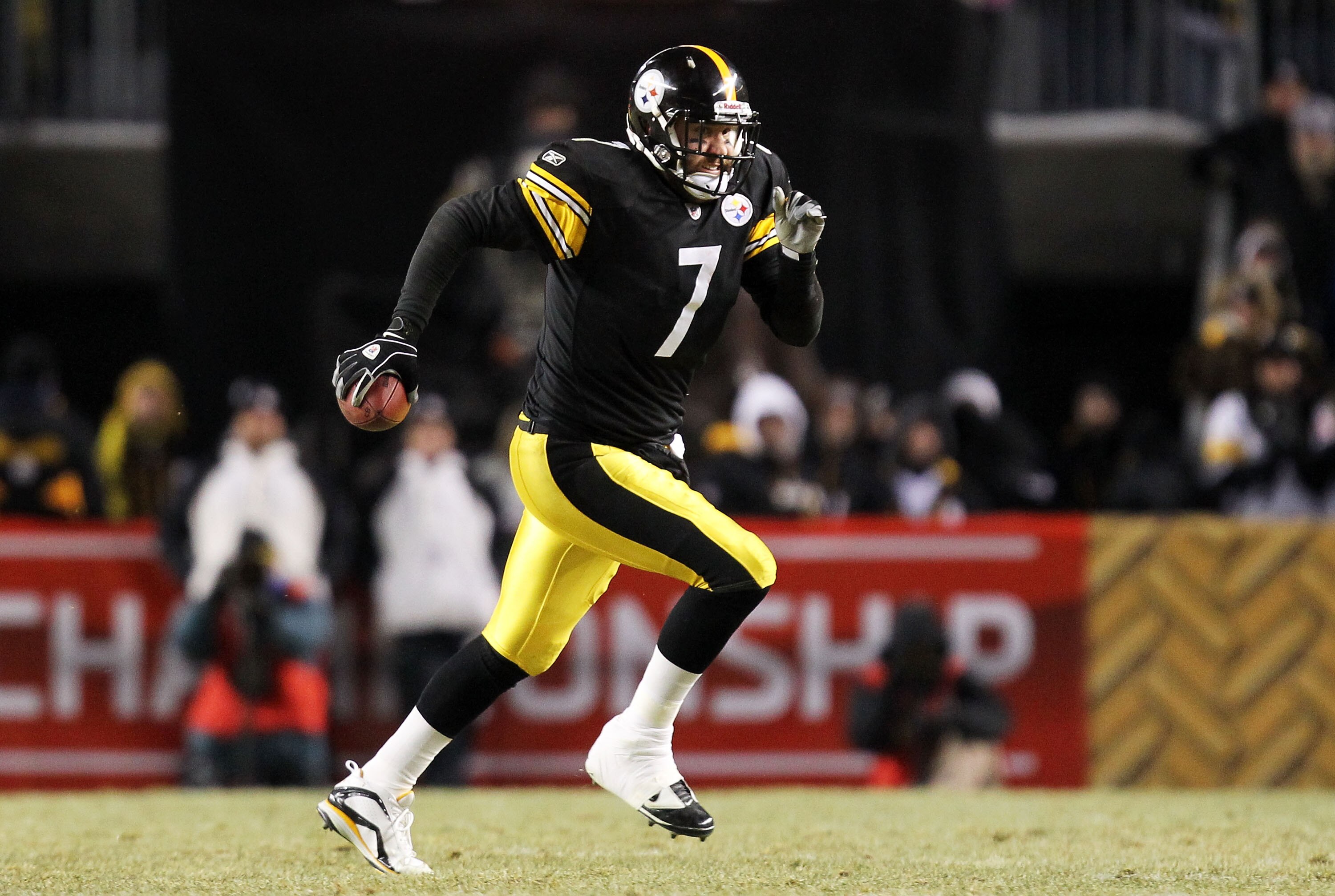 PITTSBURGH, PA - JANUARY 23:  Ben Roethlisberger #7 of the Pittsburgh Steelers runs down field against the New York Jets in the 2011 AFC Championship game at Heinz Field on January 23, 2011 in Pittsburgh, Pennsylvania. The Steelers won 24 to 19.  (Photo b