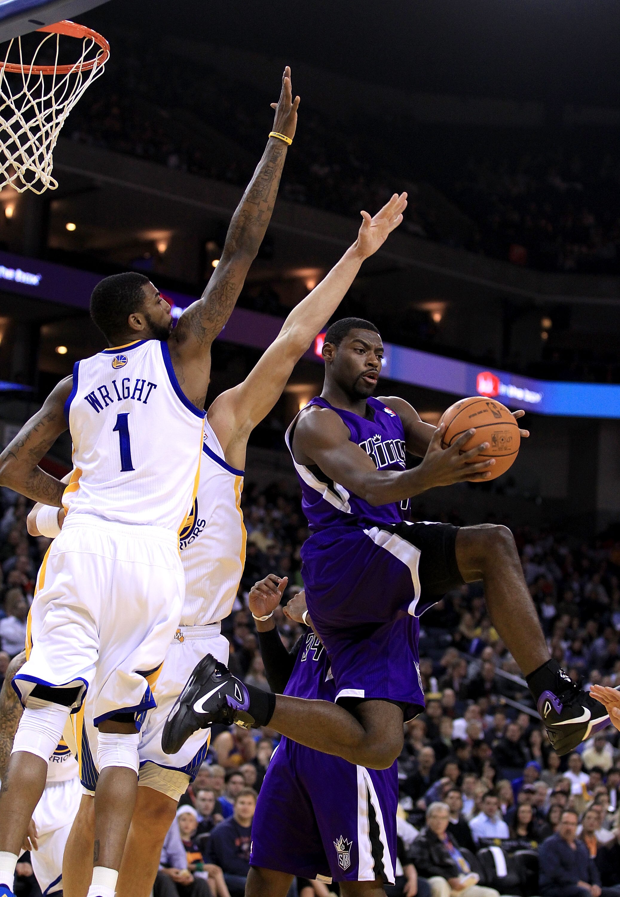 OAKLAND, CA - JANUARY 21:  Tyreke Evans #13 of the Sacramento Kings looks to pass around Dorell Wright #1 of the Golden State Warriors at Oracle Arena on January 21, 2011 in Oakland, California. NOTE TO USER: User expressly acknowledges and agrees that, b