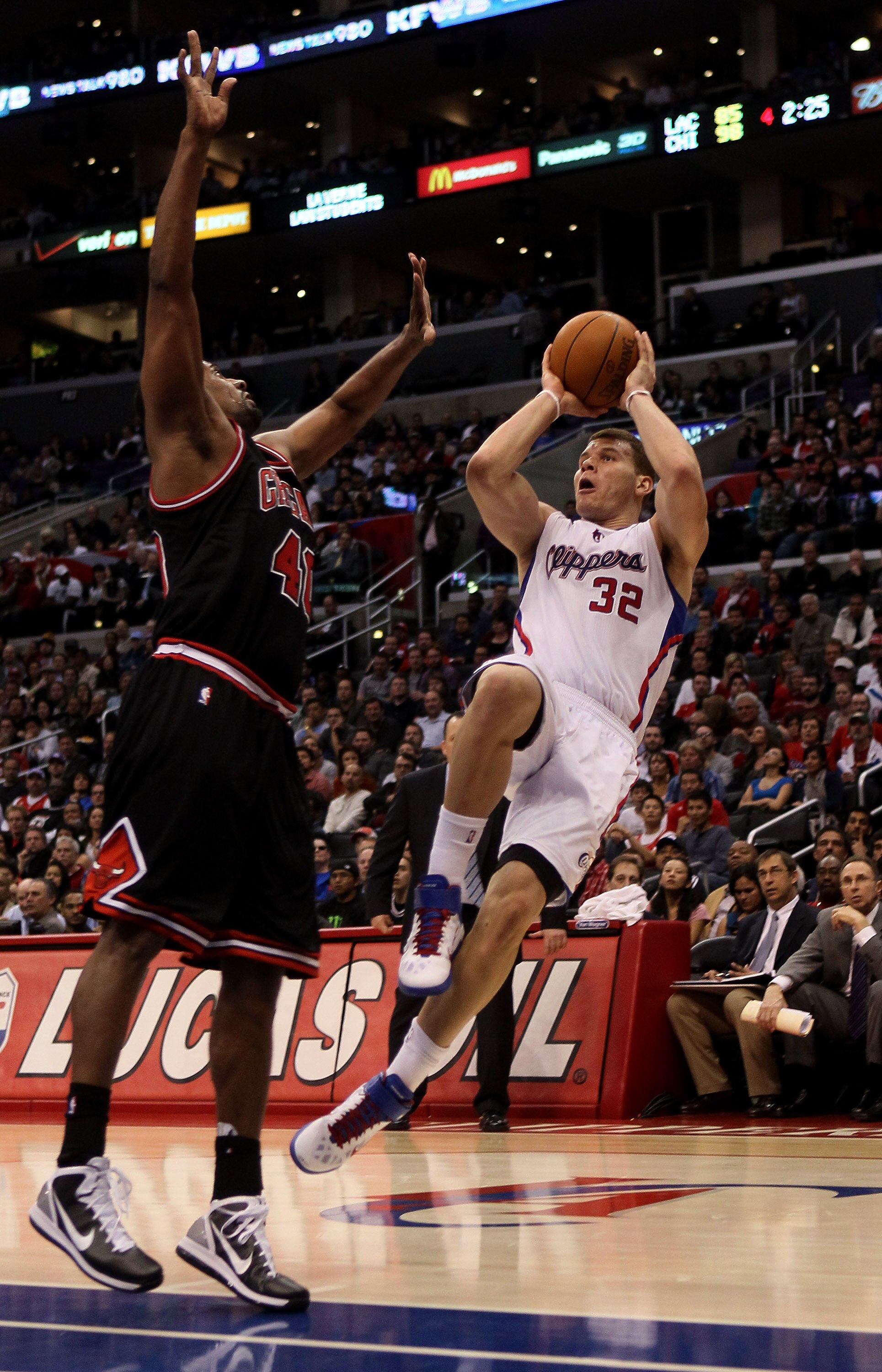 LOS ANGELES, CA - FEBRUARY 02:  Blake Griffin #32 of the Los Angeles Clippers gets off a shot as he falls after being fouled by Kurt Thomas #40 of the Chicago Bulls at Staples Center on February 2, 2011  in Los Angeles, California. The Bulls won 106-88.  