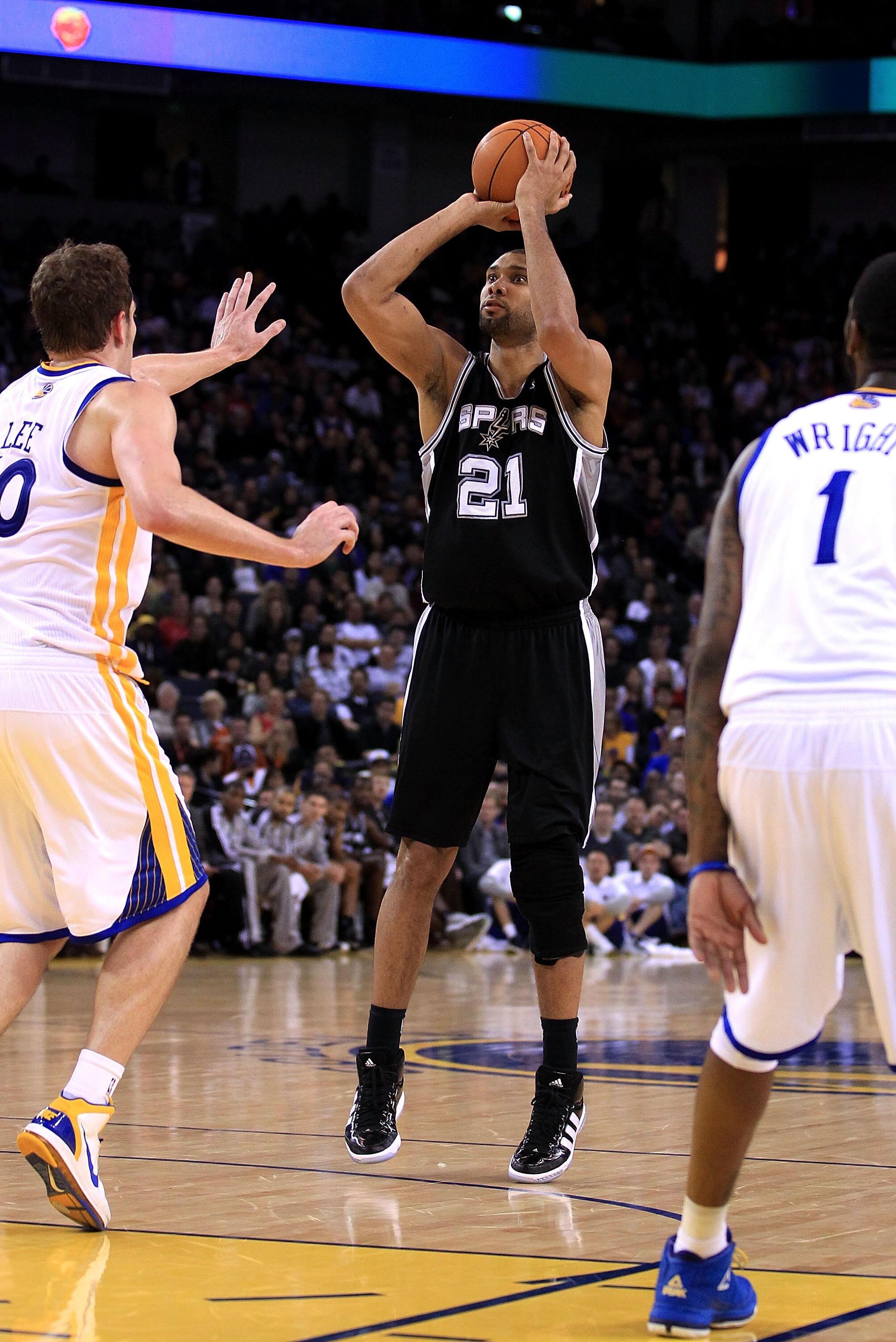 OAKLAND, CA - JANUARY 24: Tim Duncan #21 of the San Antonio Spurs in action against the Golden State Warriors at Oracle Arena on January 24, 2011 in Oakland, California. NOTE TO USER: User expressly acknowledges and agrees that, by downloading and or us OAKLAND, CA - JANUARY 24: Tim Duncan #21 of the San Antonio Spurs in action against the Golden State Warriors at Oracle Arena on January 24, 2011 in Oakland, California. NOTE TO USER: User expressly acknowledges and agrees that, by downloading and or us