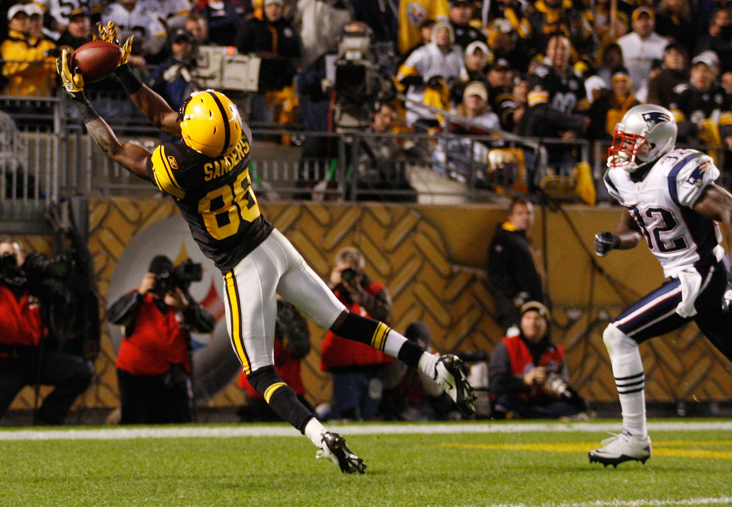 PITTSBURGH - NOVEMBER 14:  Emmanuel Sanders #88 of the Pittsburgh Steelers catches a touchdown pass against the New England Patriots during the game on November 14, 2010 at Heinz Field in Pittsburgh, Pennsylvania.  (Photo by Jared Wickerham/Getty Images)