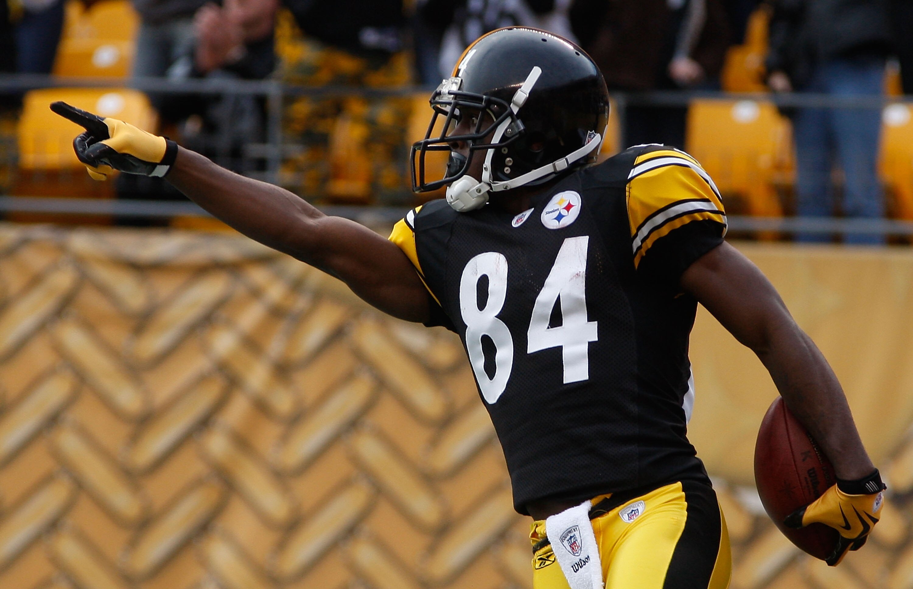 PITTSBURGH, PA - NOVEMBER 21:  Antonio Brown #84 of the Pittsburgh Steelers celebrates celebrates during the game against the Oakland Raiders on November 21, 2010 at Heinz Field in Pittsburgh, Pennsylvania.  (Photo by Jared Wickerham/Getty Images)