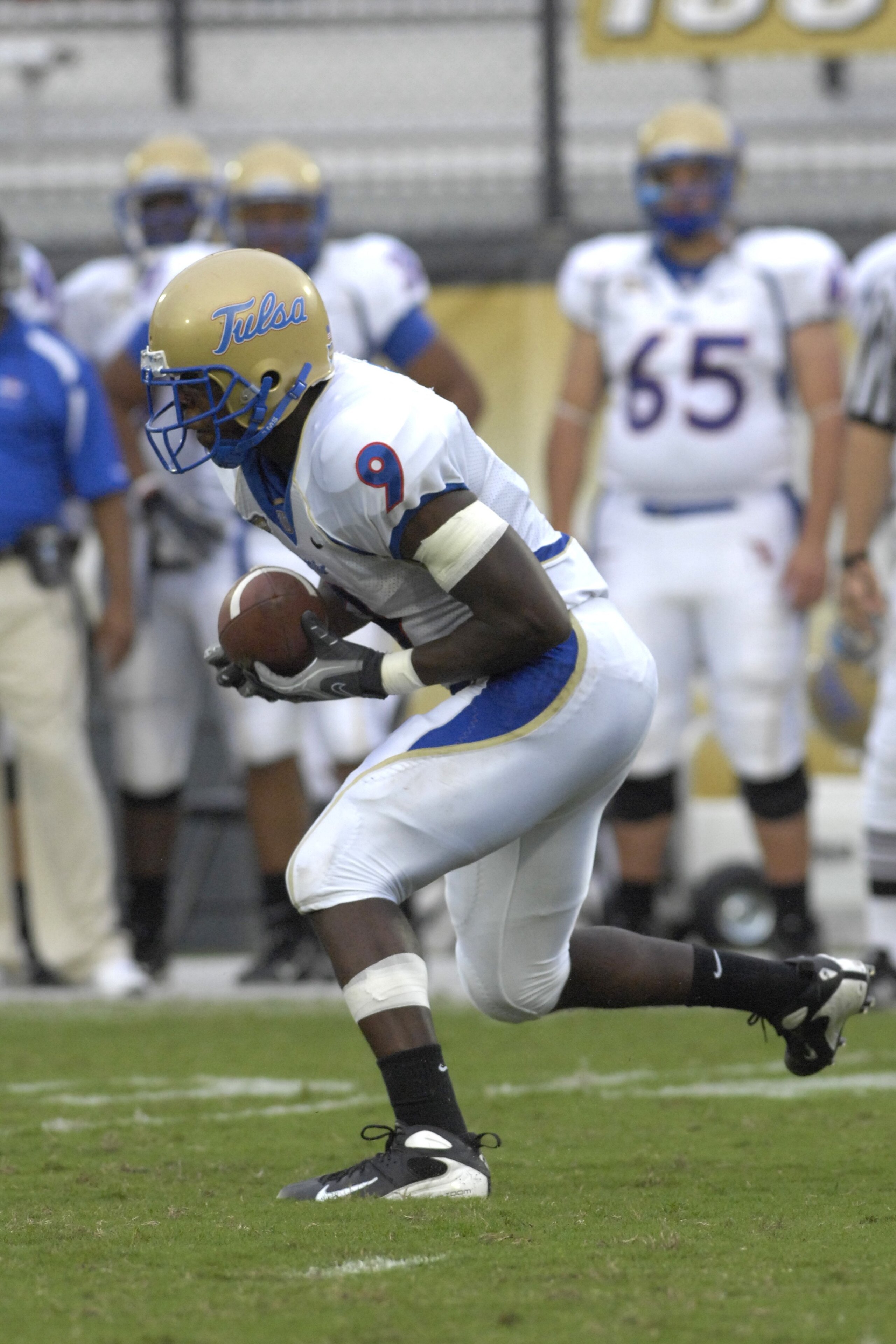 ORLANDO, FL - OCTOBER 20: Fullback Charles Clay #9 of the  Tulsa Golden Hurricane rushes upfield against the University of Central Florida Knights at Bright House Stadium on October 20, 2007 in Orlando, Florida.  UCF won 44 - 23. (Photo by Al Messerschmid