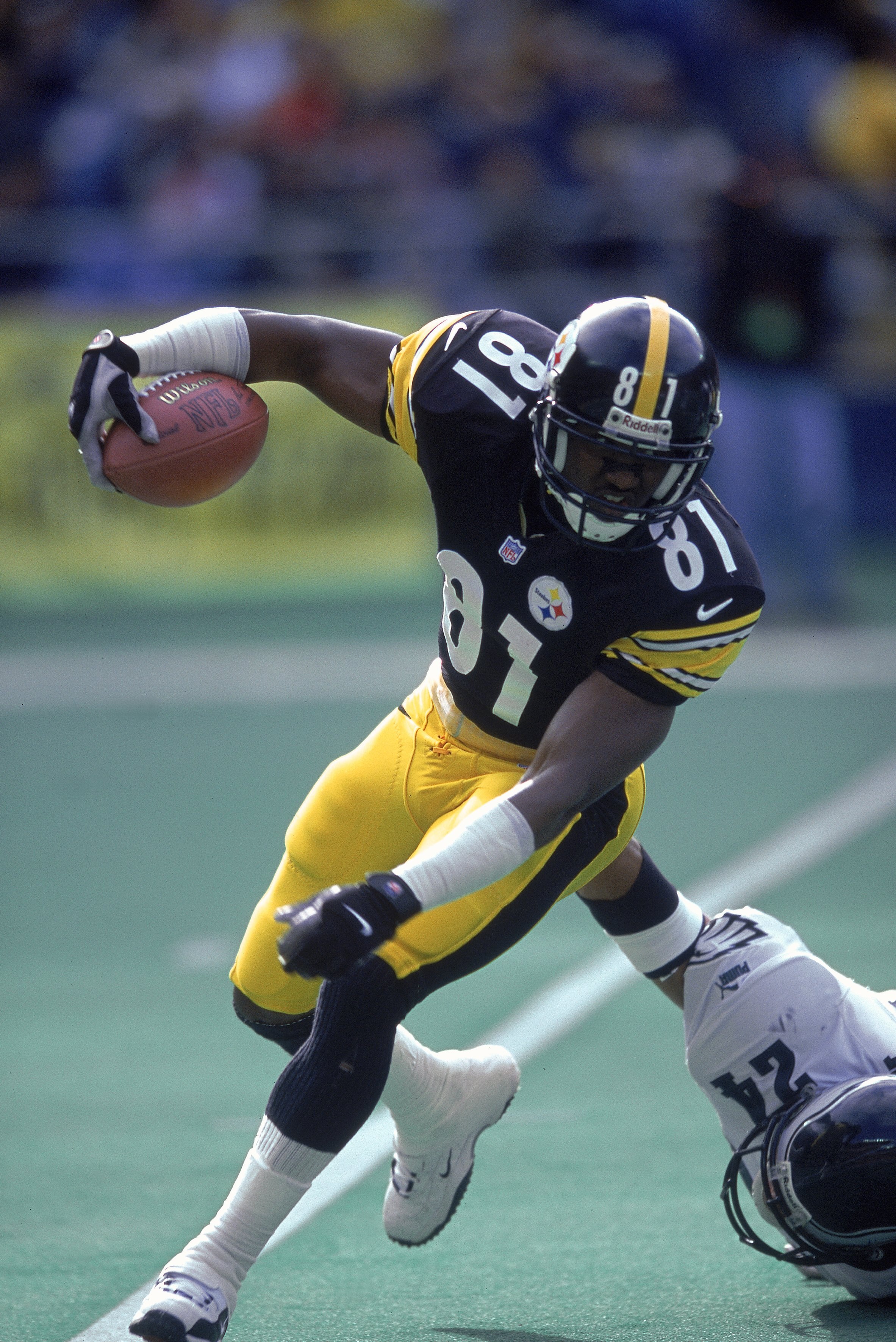 12 Nov 2000:  Troy Edwards #81 of the Pittsburgh Steelers pulls away from Darnell Autry # 24 of the Philadelphia Eagles during the game at the Three Rivers Stadium in Pittsburgh, Pennsylvania.  The Eagles defeated the Steelers 26-23.Mandatory Credit: Doug
