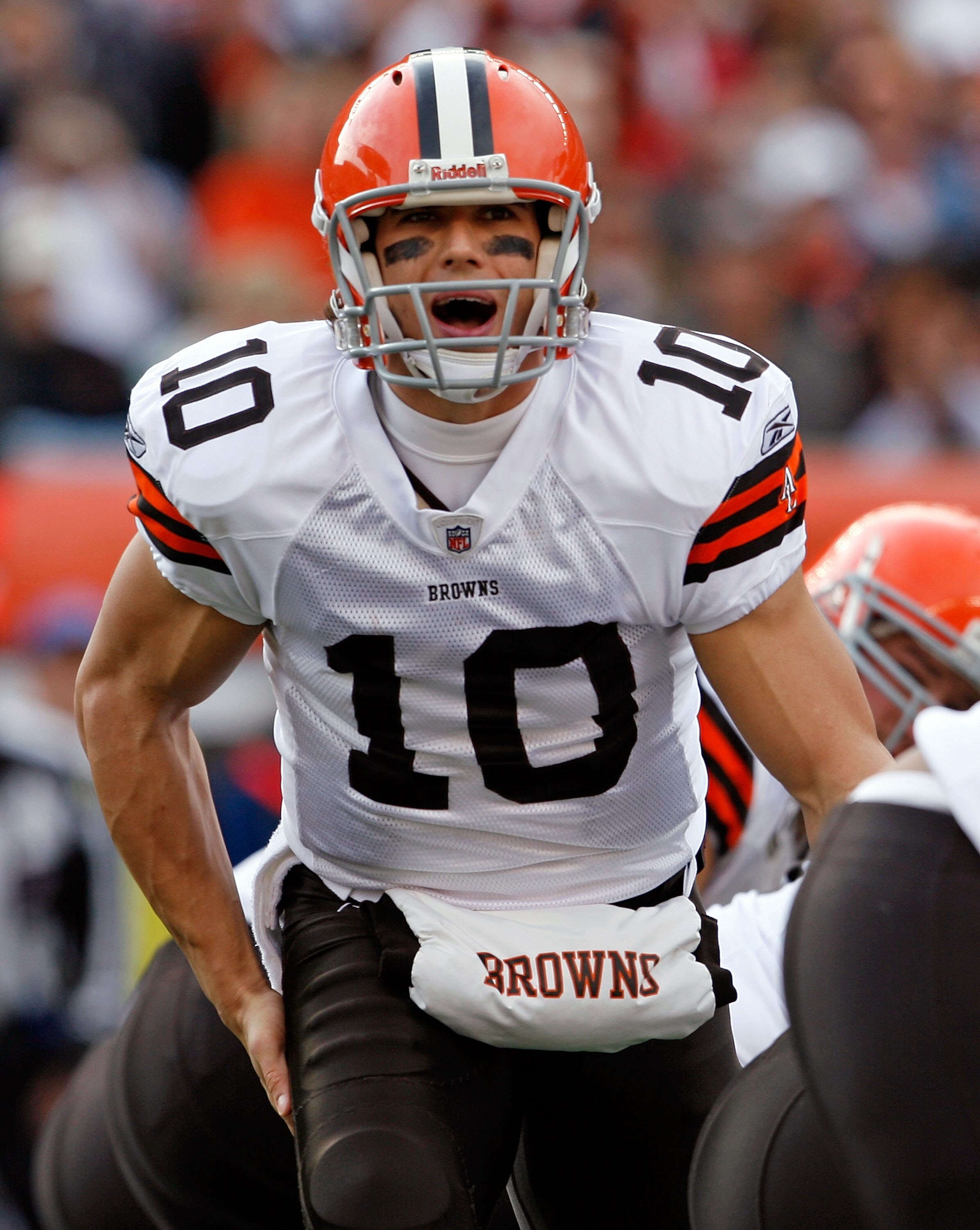 CINCINNATI - NOVEMBER 29:  Brady Quinn #10 of  the Cleveland Browns gives instructions to his team during the NFL game against the Cincinnati Bengals at Paul Brown Stadium on November 29, 2009 in Cincinnati, Ohio.  (Photo by Andy Lyons/Getty Images)