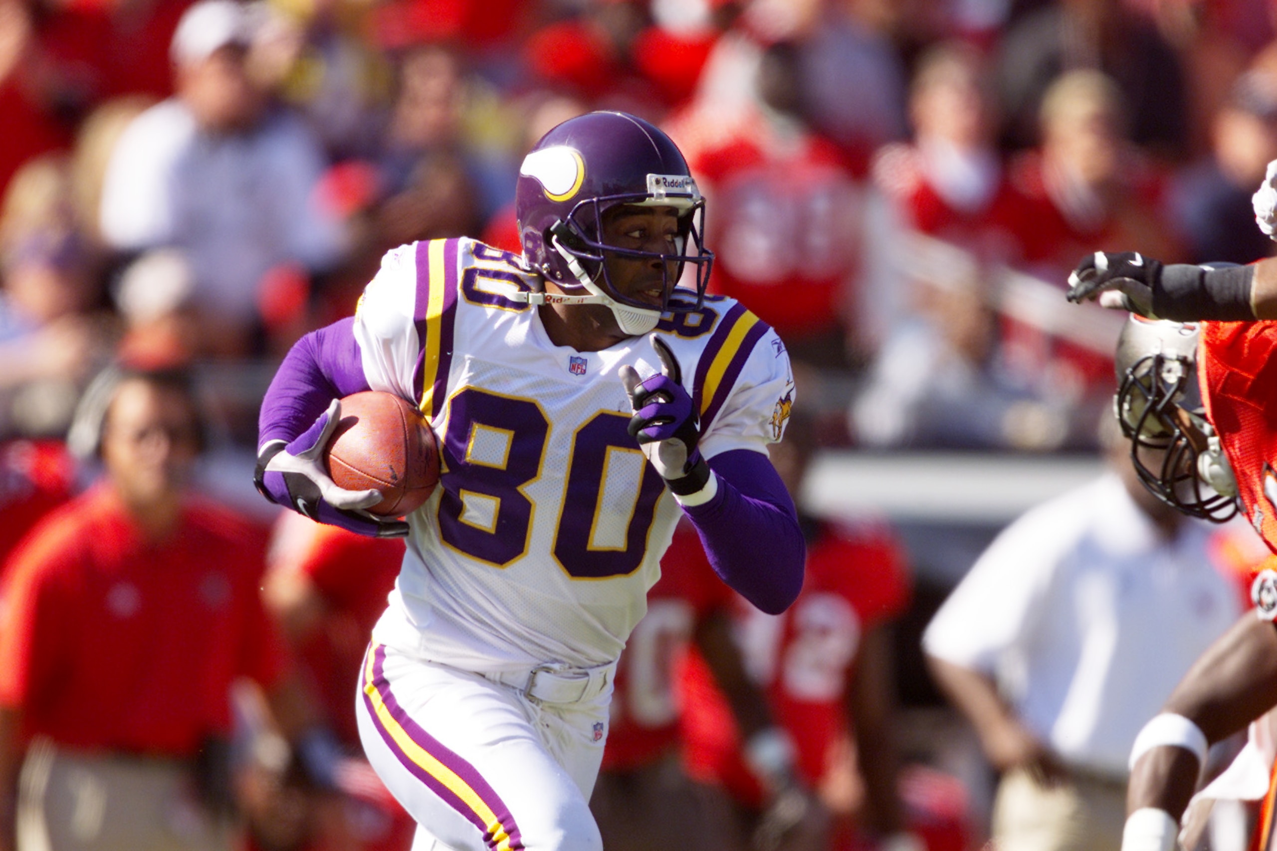 28 Oct 2001:  Cris Carter of the Minnesota Vikings carries the ball against the Tampa Bay Buccaneers during the game at Raymond James Stadium in Tampa, Florida. The Buccaneers won 41-14. DIGITAL IMAGE. Mandatory Credit: Andy Lyons/Allsport