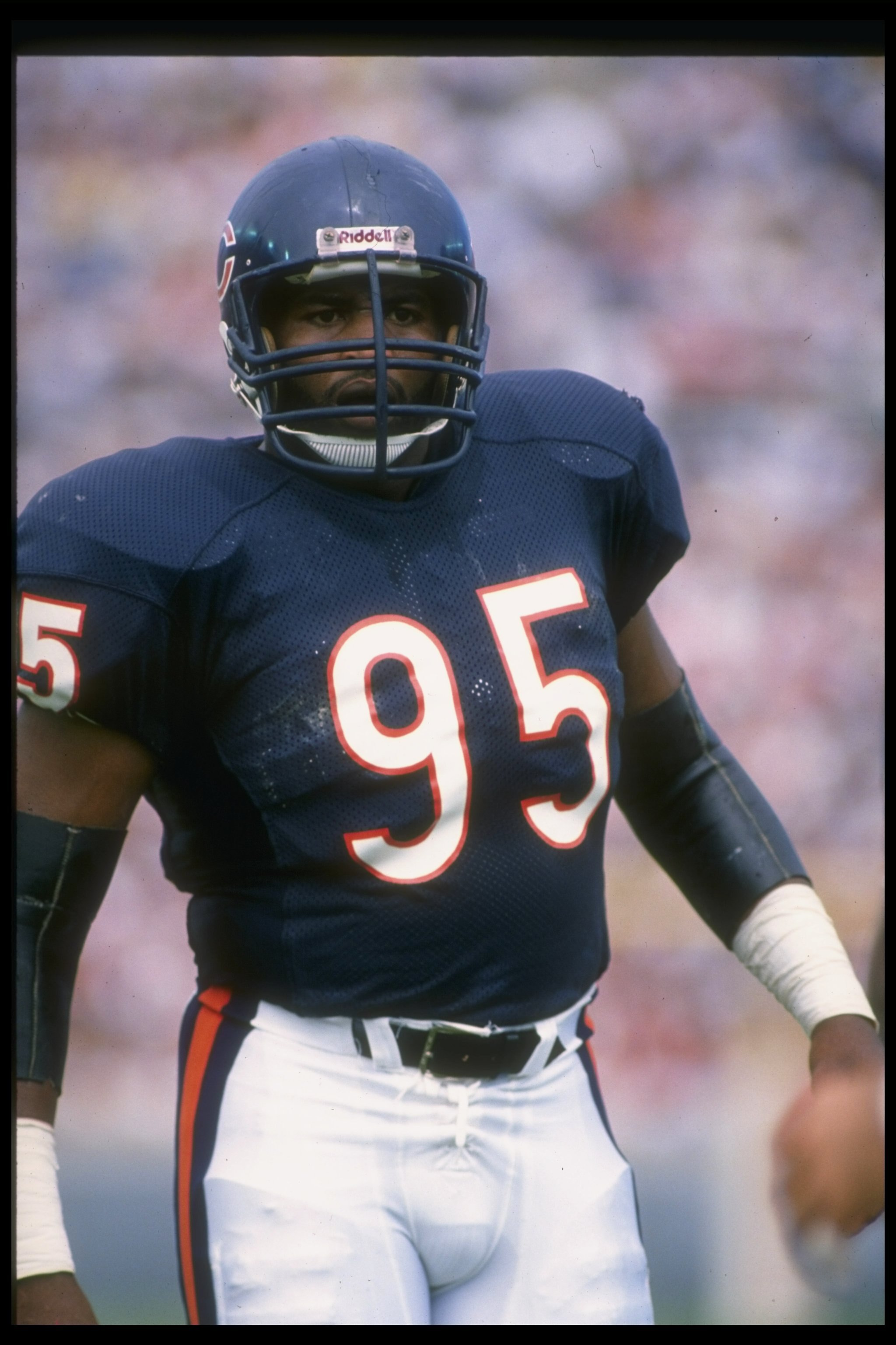 10 Sep 1989: Defensive lineman Richard Dent of the Chicago Bears looks on during a game against the Cincinnati Bengals at Riverfront Stadium in Cincinnati, Ohio. The Bears won the game, 17-14.